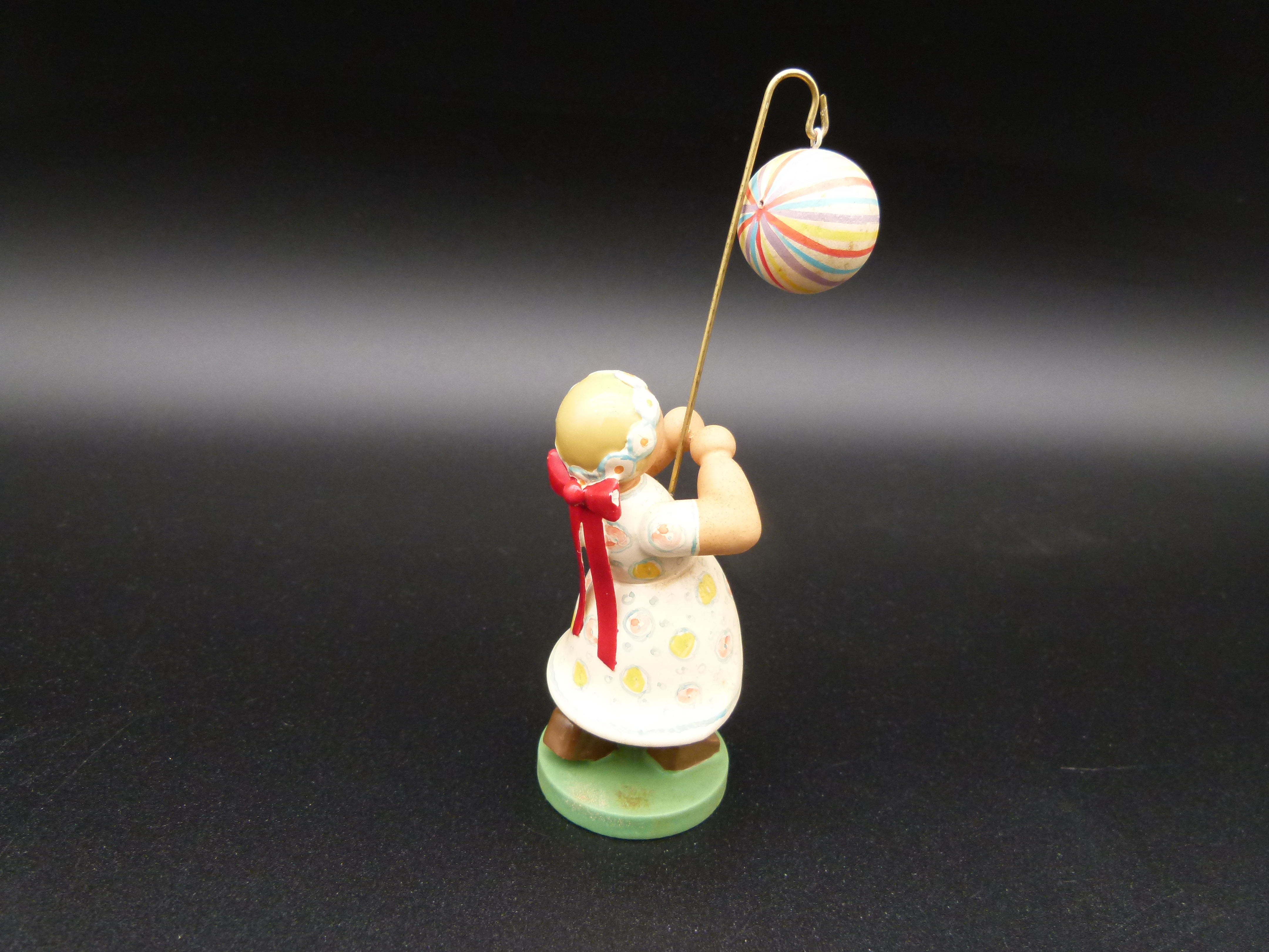 Wendt und Kuehn Maedchen mit Kugellampion