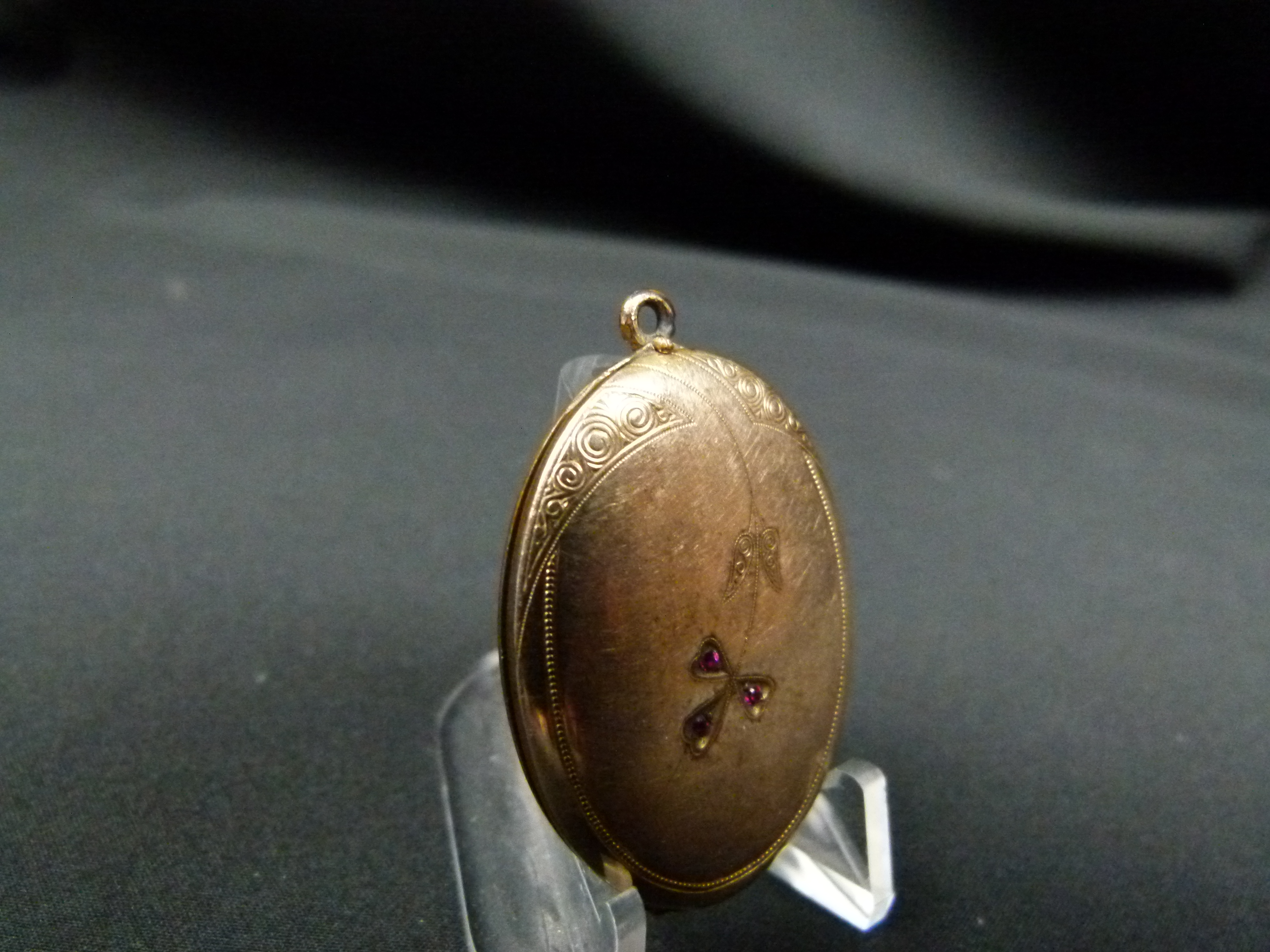 Jugendstil Medaillon vergoldet Floral mit Steinen