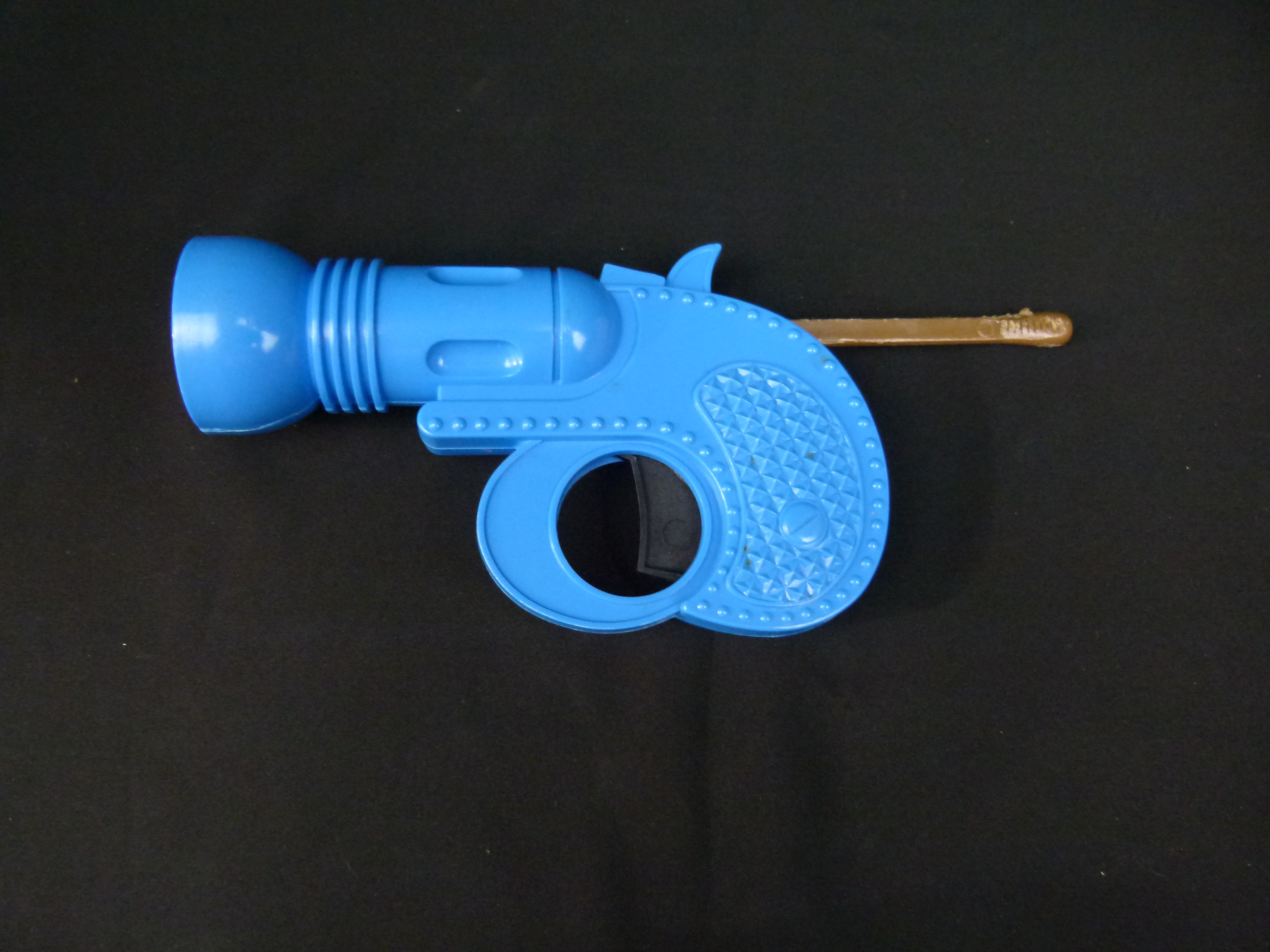 DDR Spielzeug Ballpistole aus blauen Kunststoff