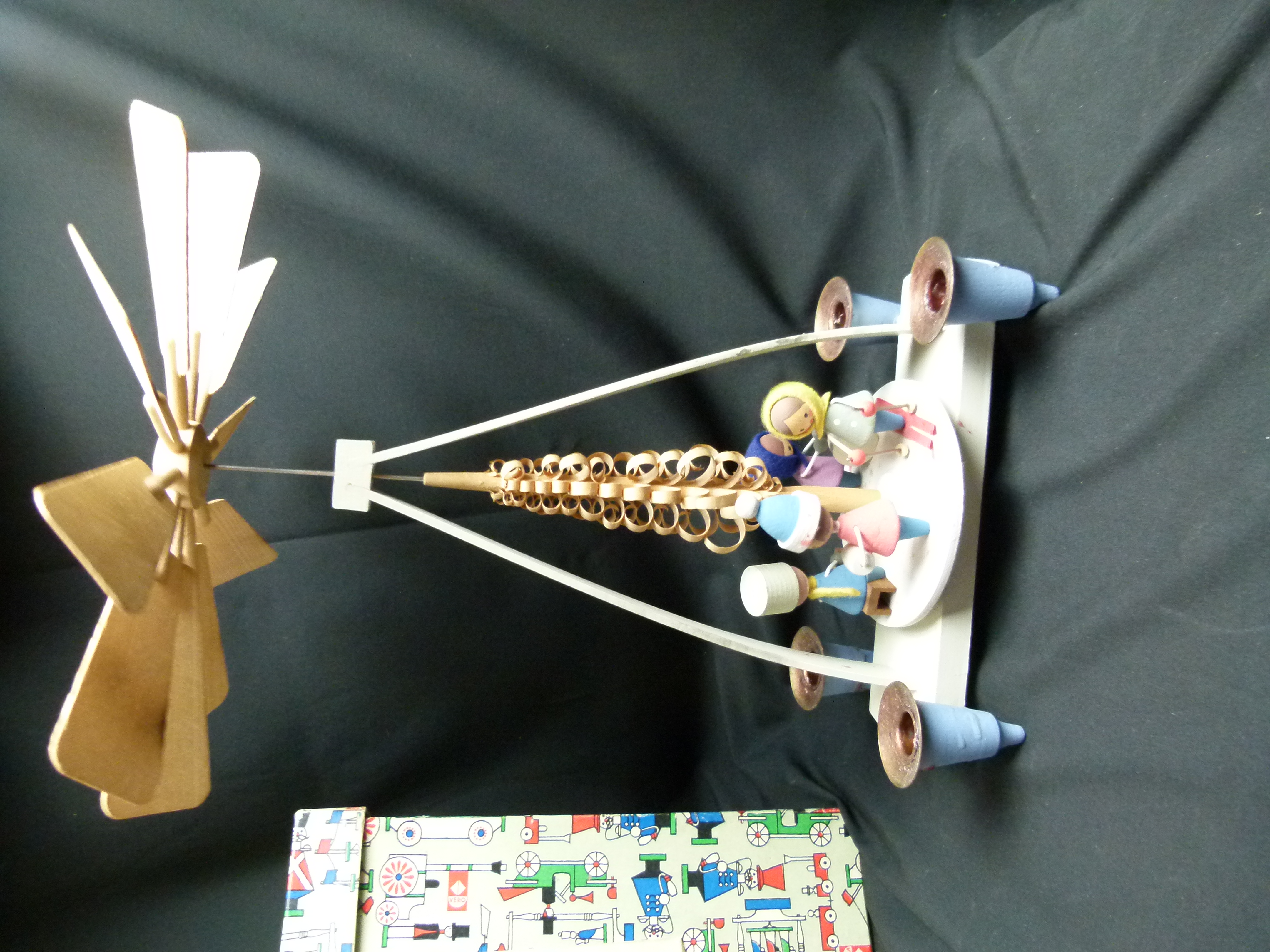 DDR Weihnachtspyramide Kinder mit Schlitten OVP