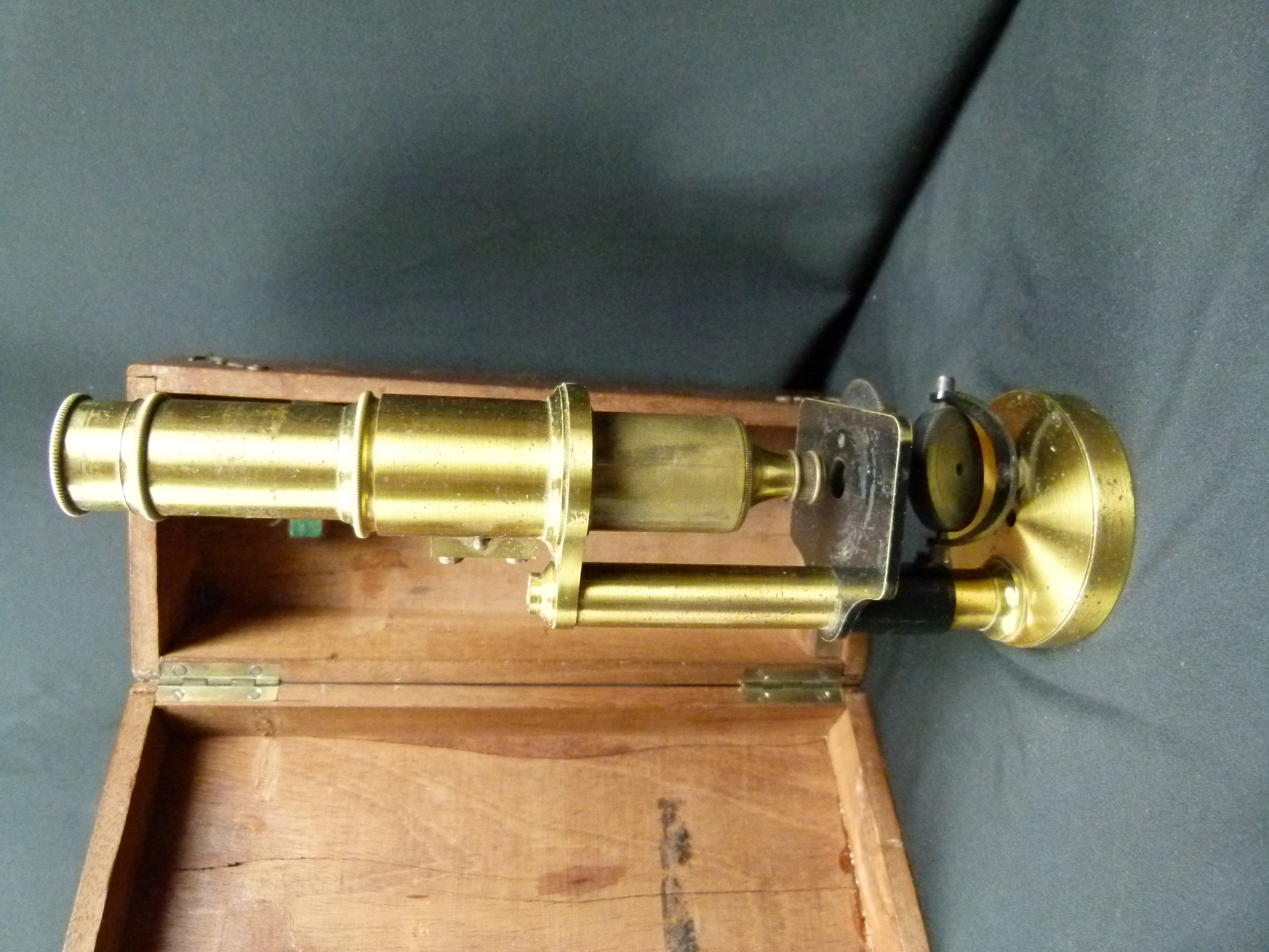 Antikes Reisemikroskop aus Messing in Holzkiste