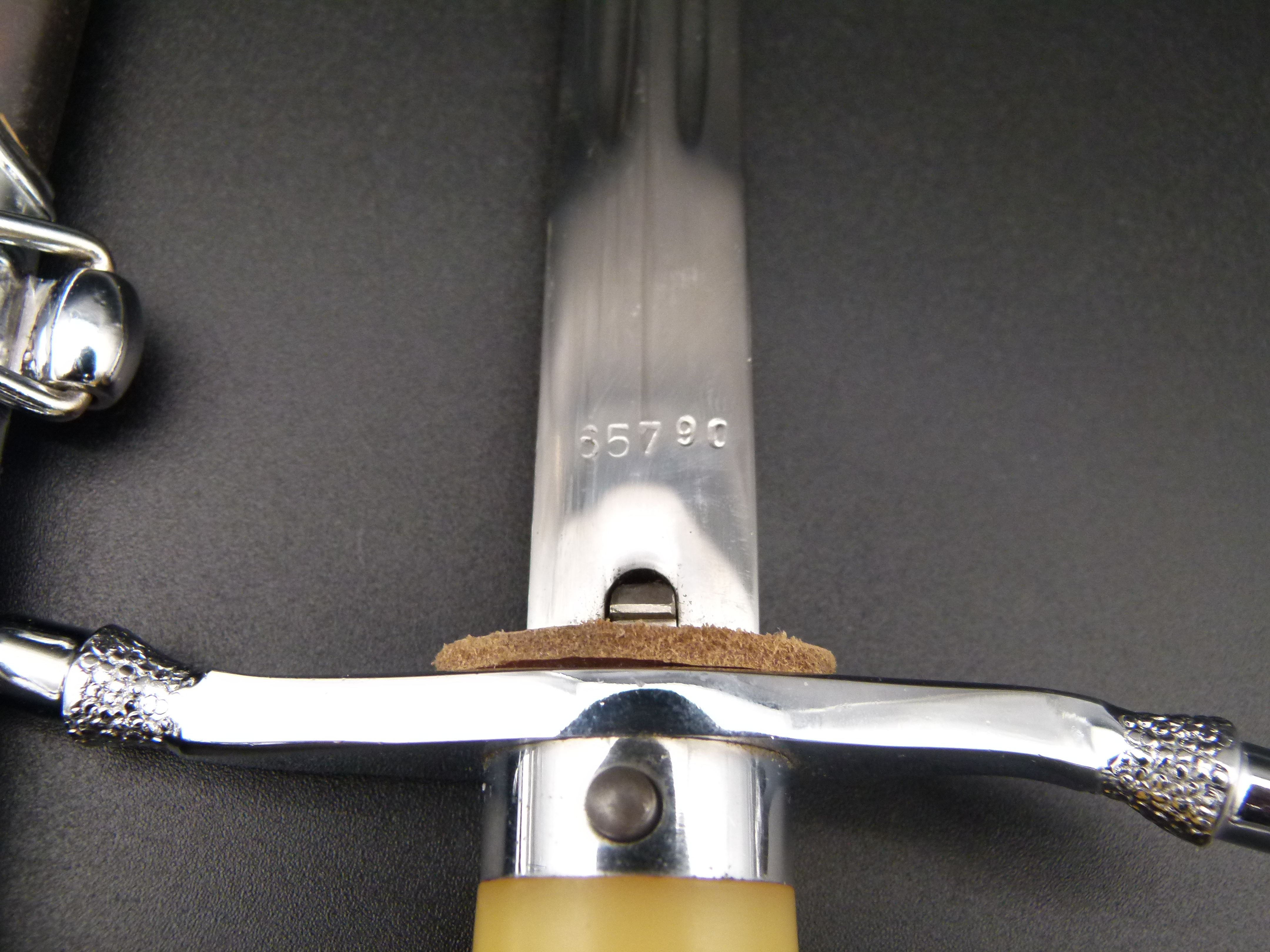 NVA Dolch Jahrgangsbeste Ueberreicht vom Minister