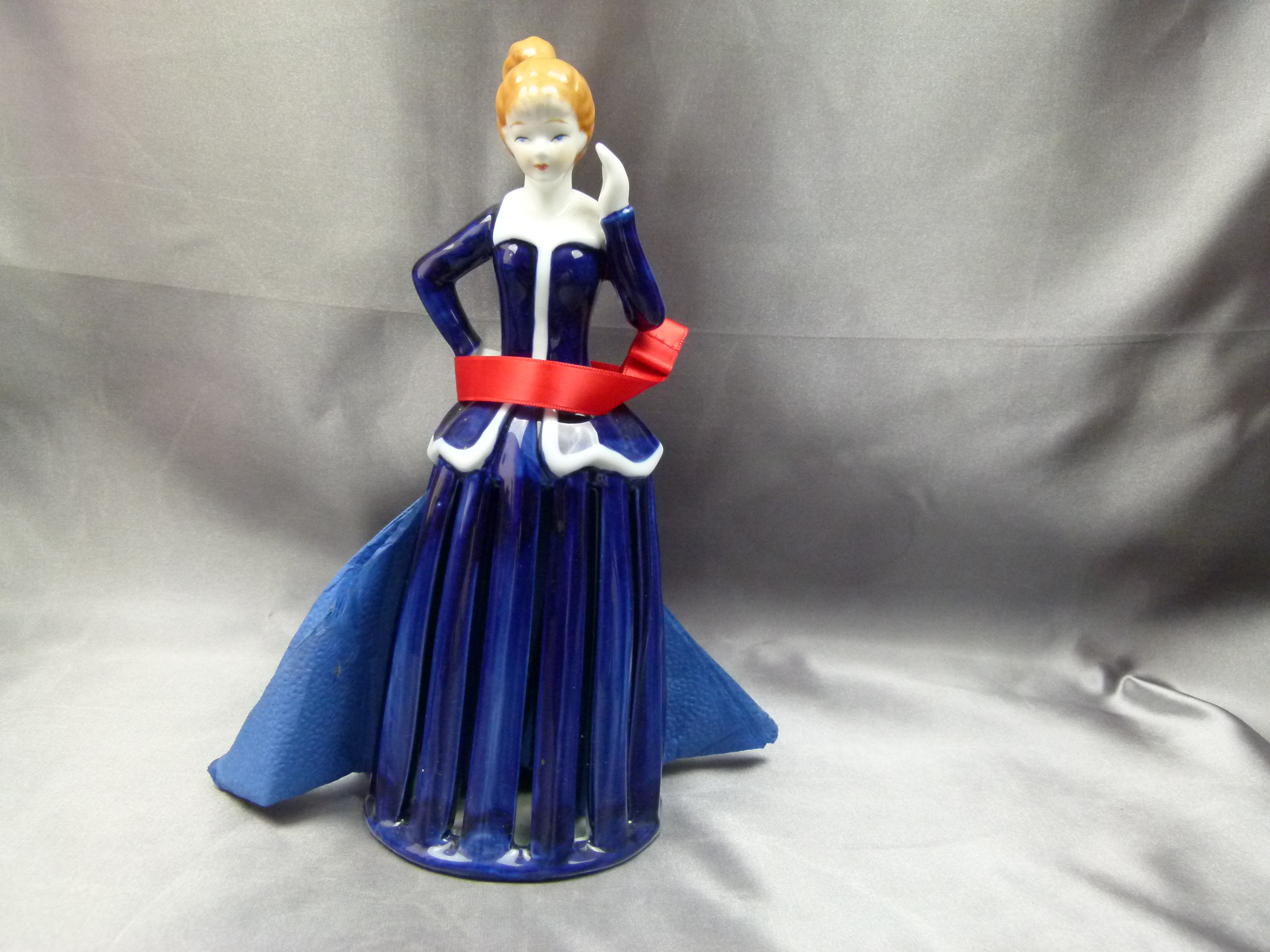 Porzellanfigur Serviettenhalter in Form einer Frau