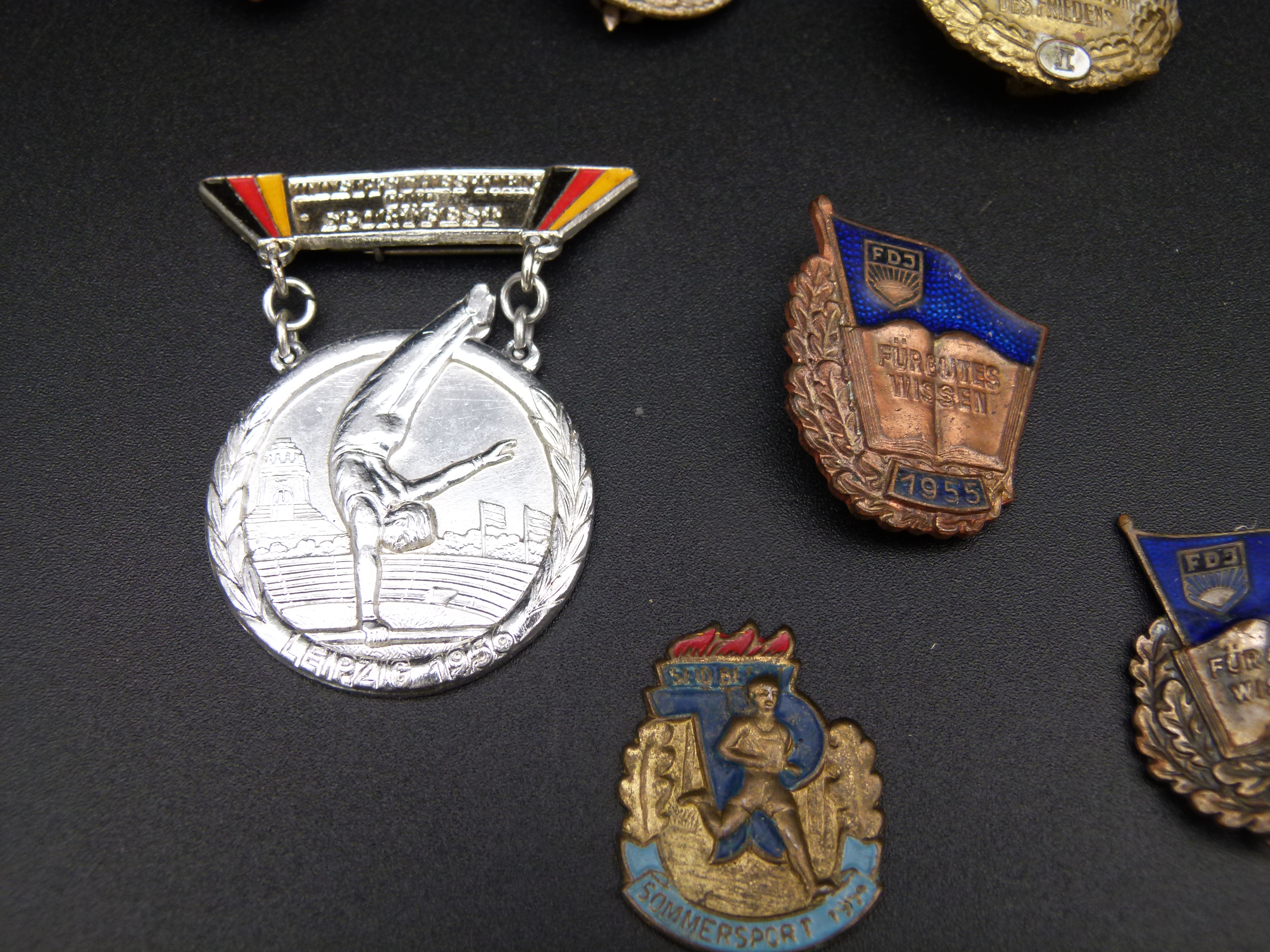 Set Fruehe DDR Abzeichen FDJ JP GST emailliert