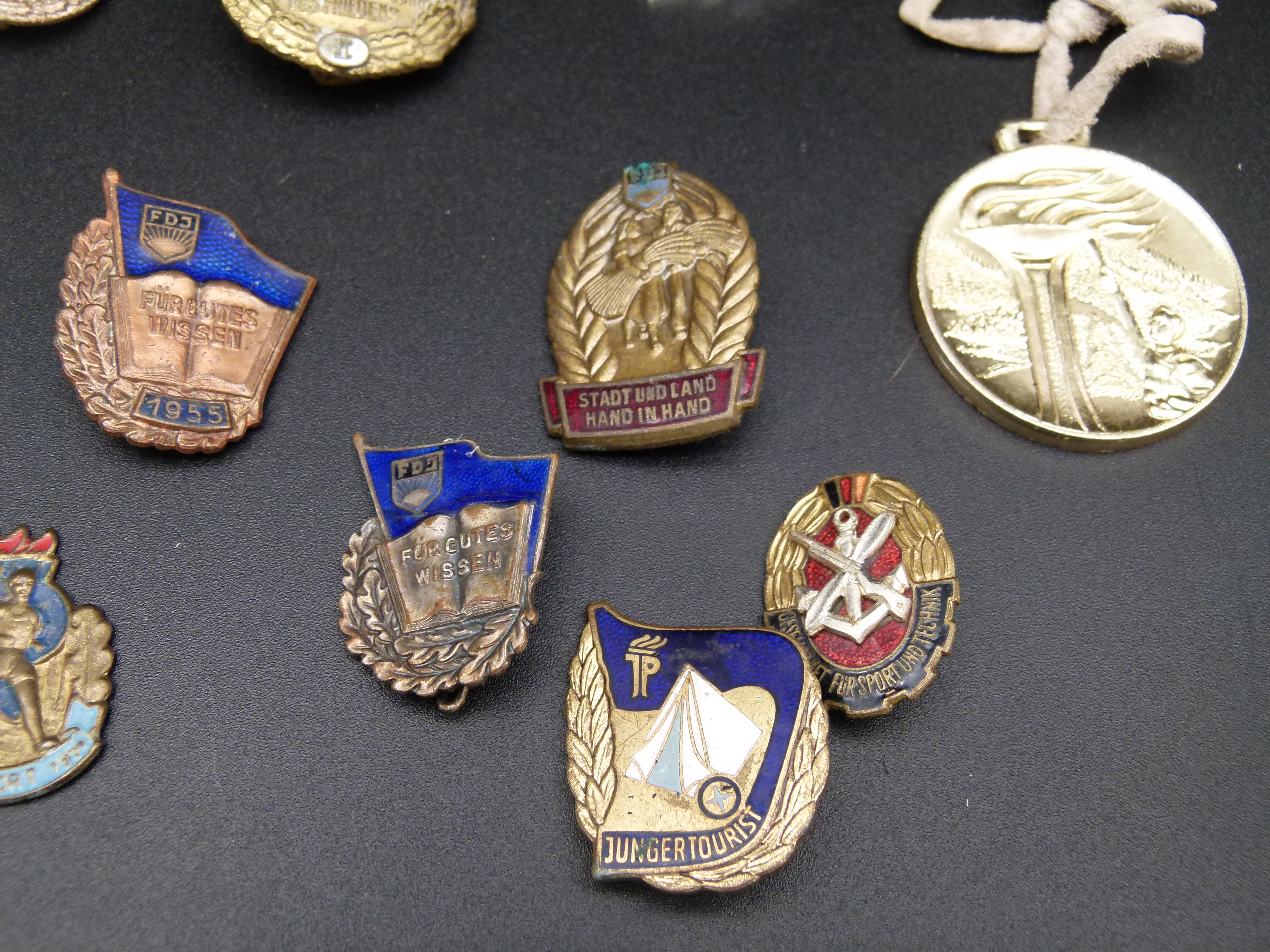 Set Fruehe DDR Abzeichen FDJ JP GST emailliert