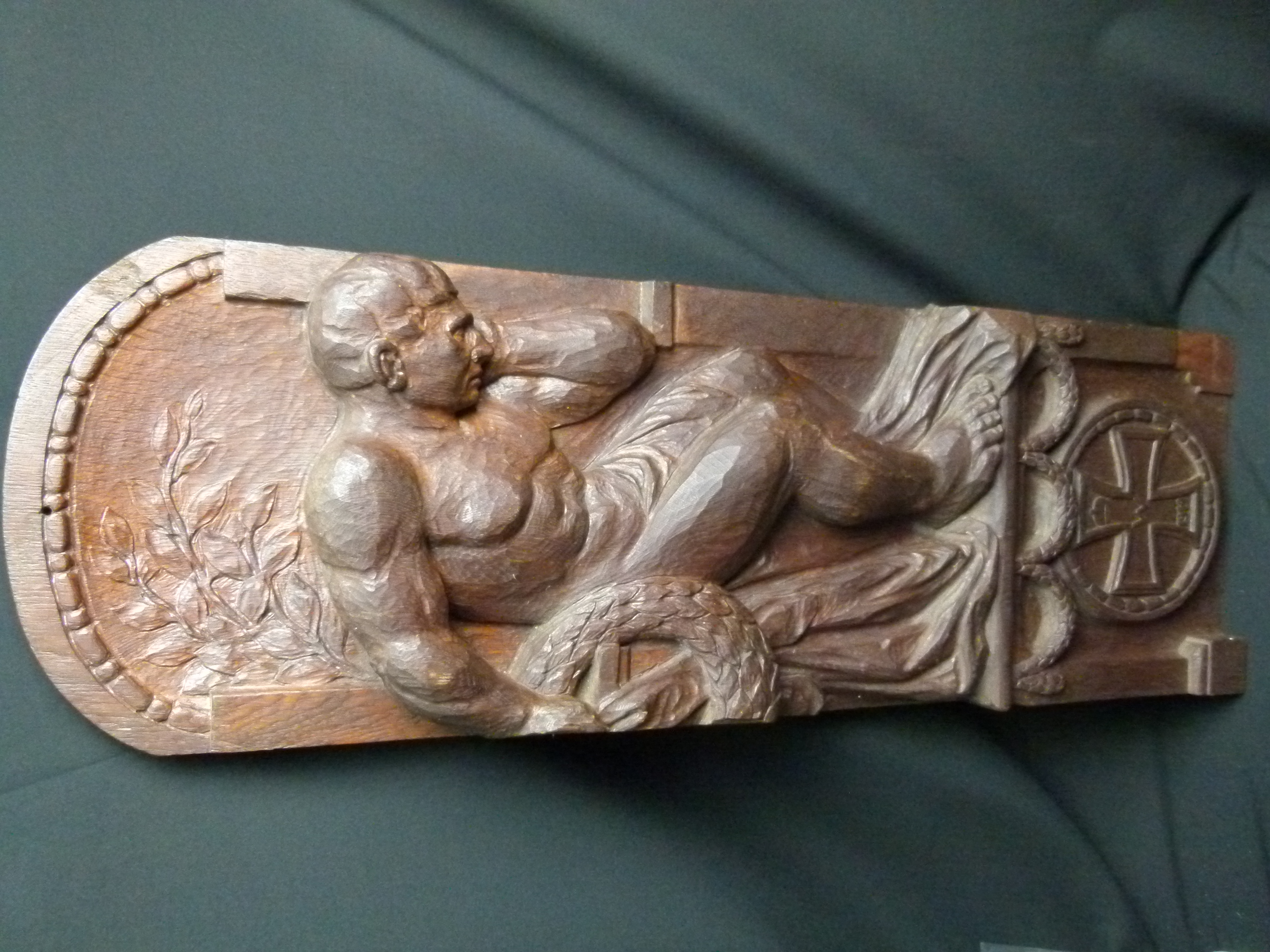 Großes Holzrelief WK1 Soldat mit Schwert und EK