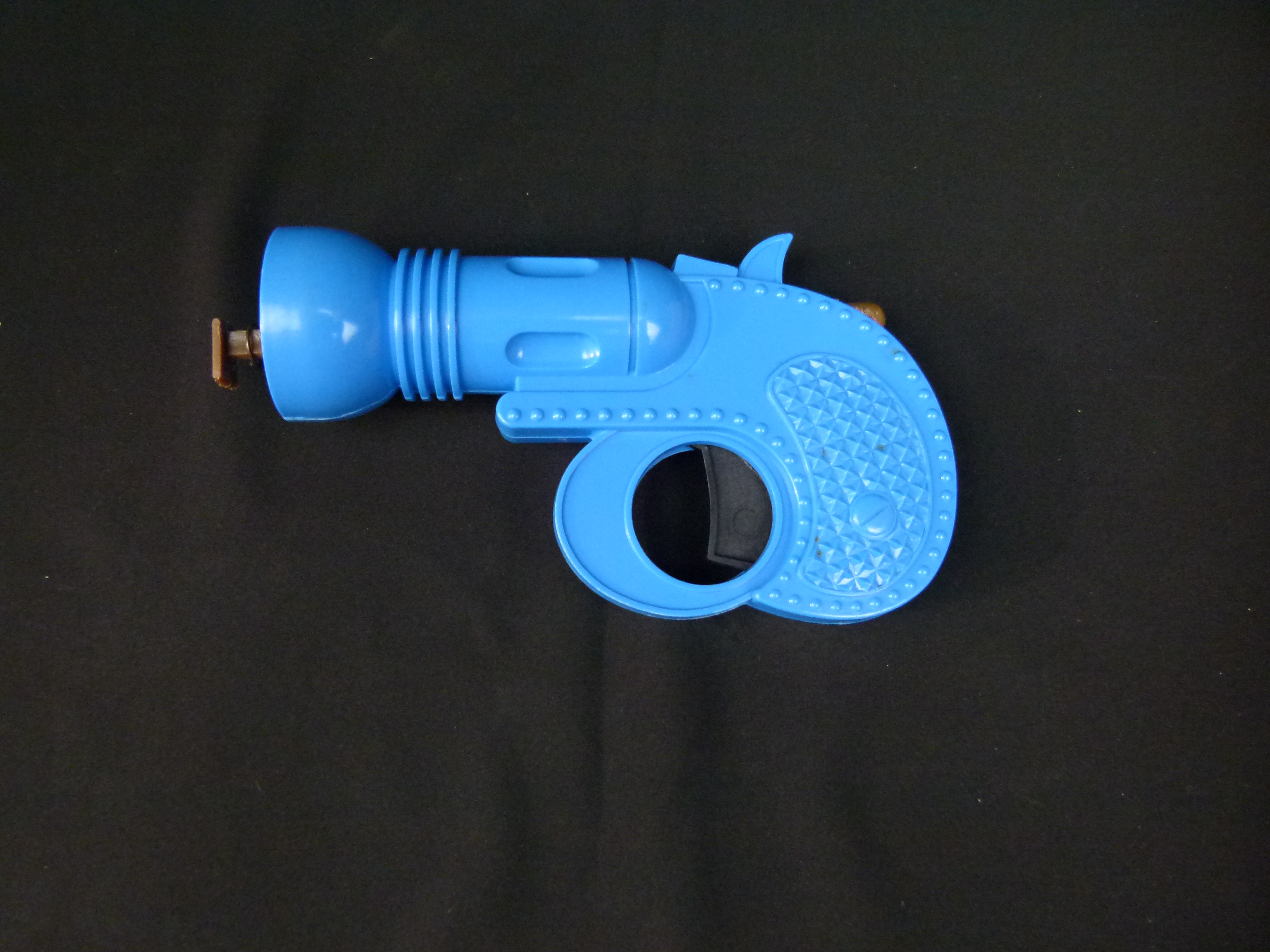 DDR Spielzeug Ballpistole aus blauen Kunststoff