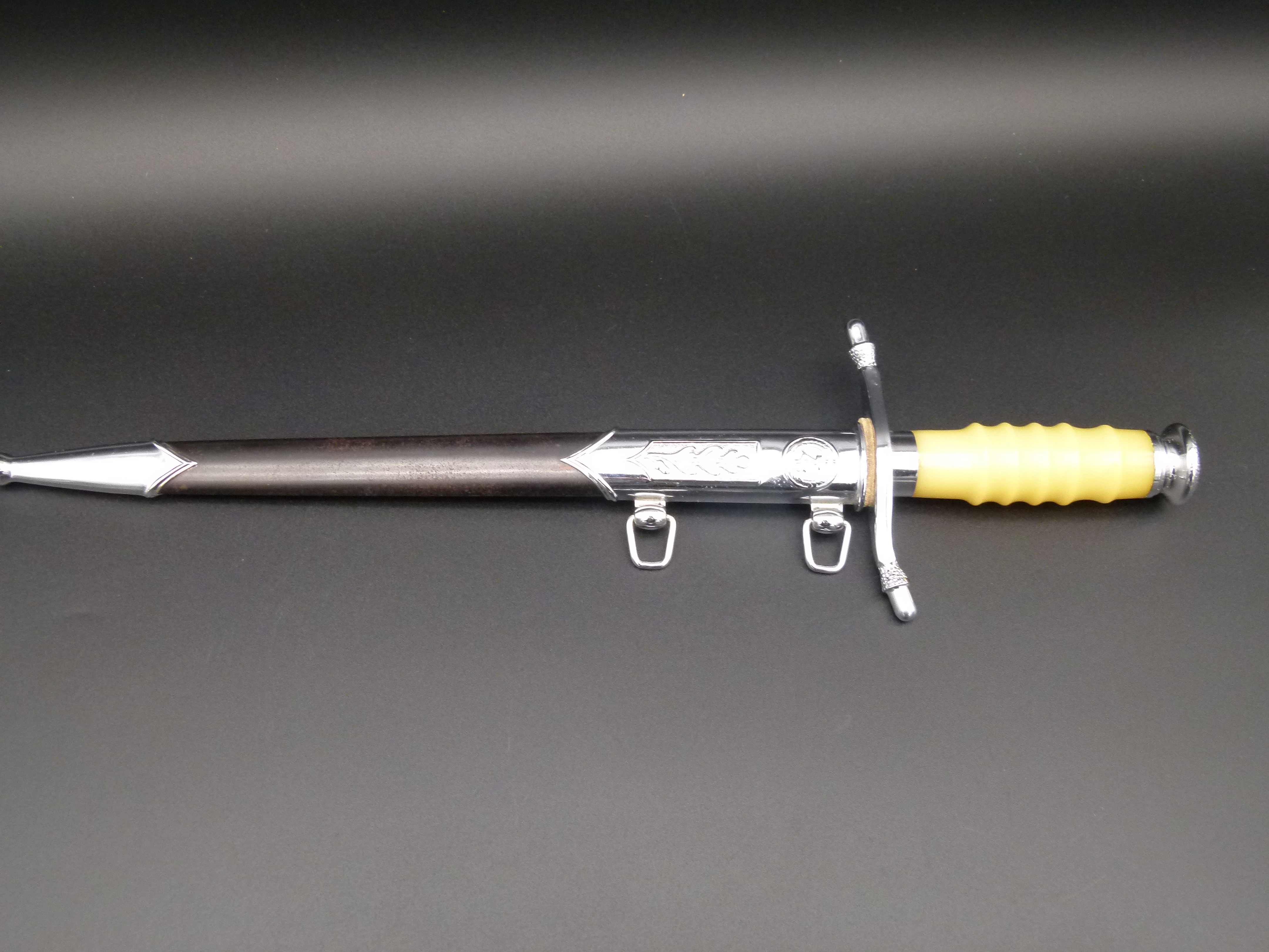 NVA Dolch Jahrgangsbeste Ueberreicht vom Minister