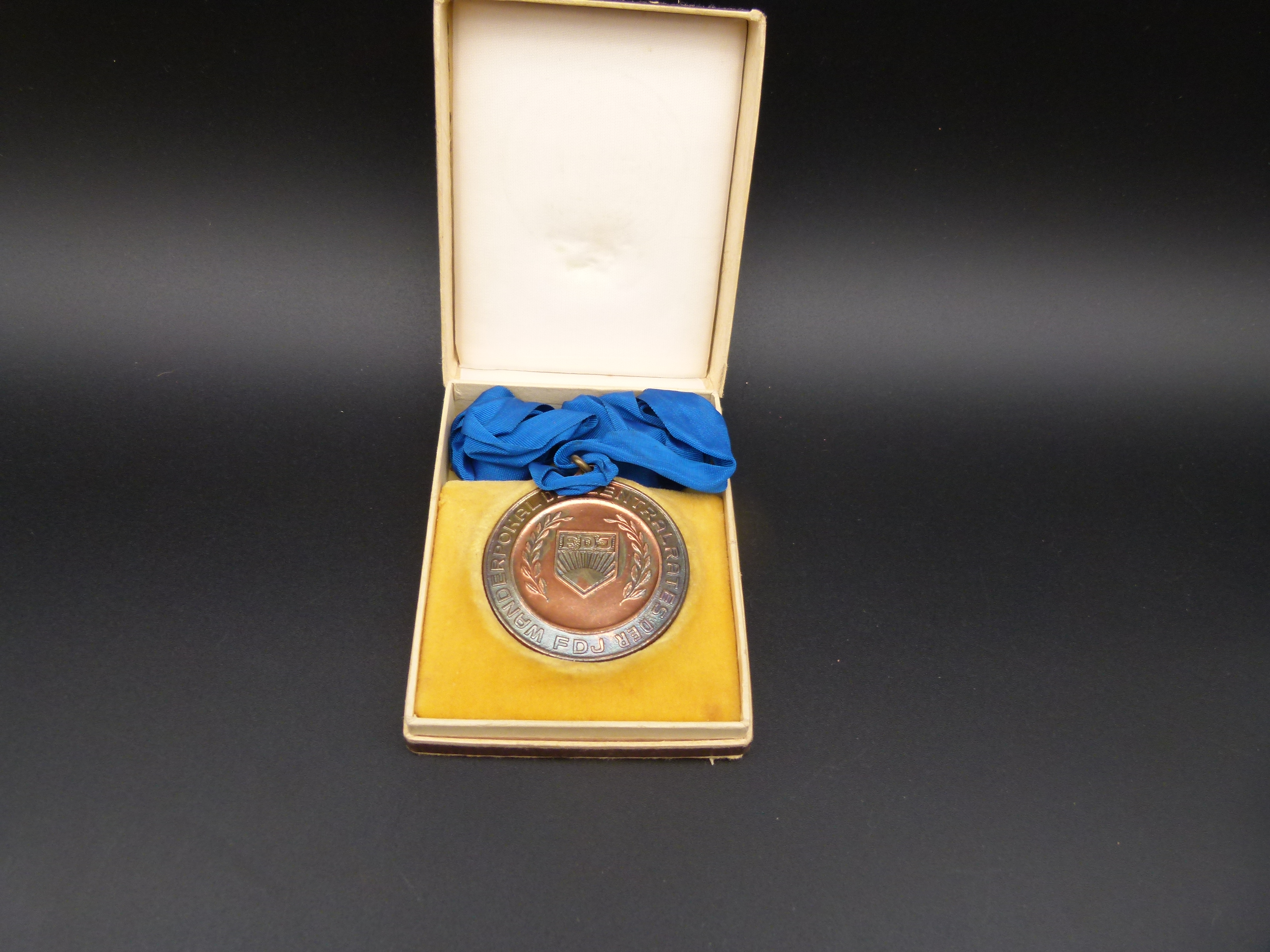 Fruehe Medaille Wanderpokal Zentralrat FDJ im Etui