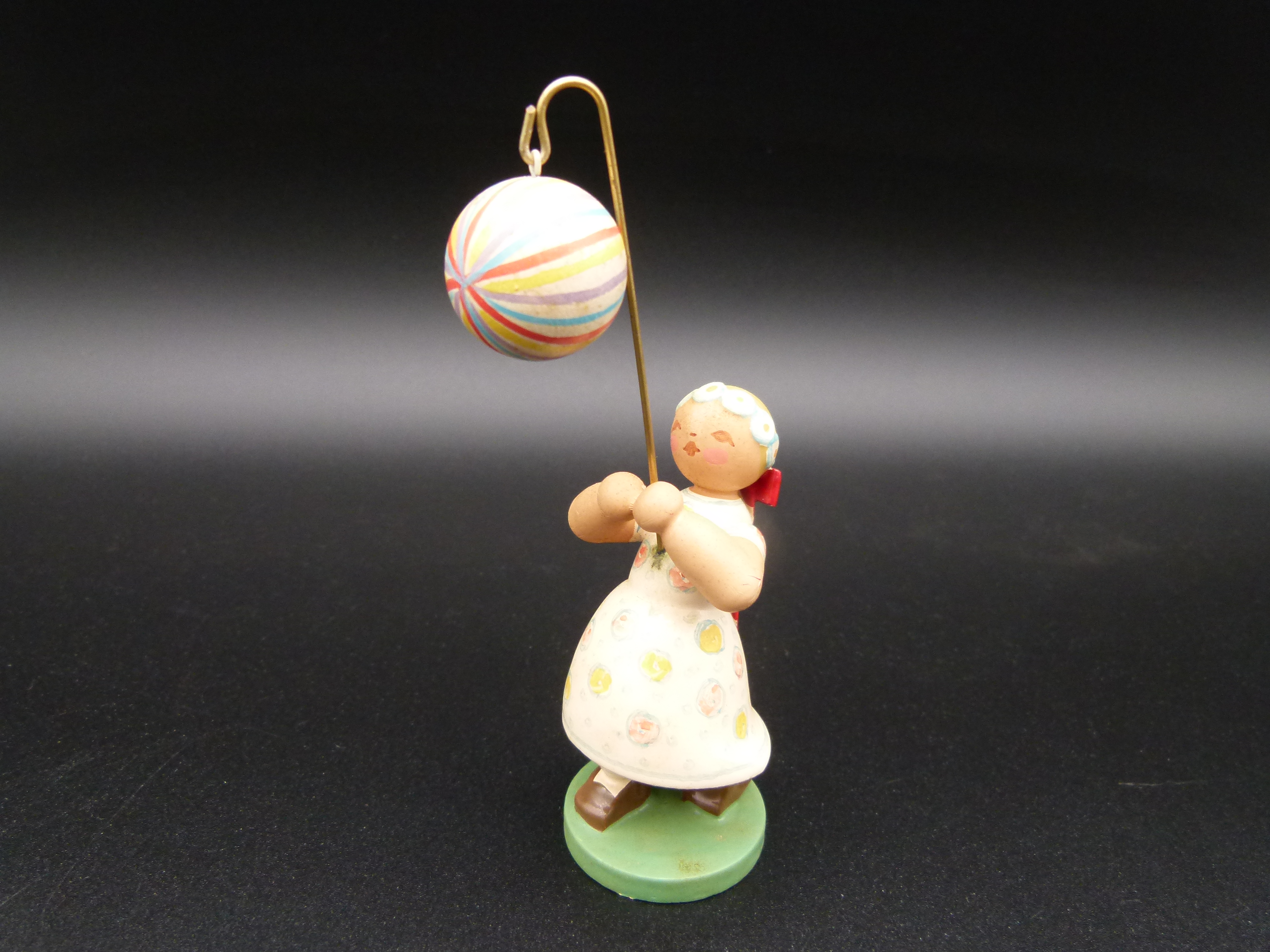 Wendt und Kuehn Maedchen mit Kugellampion