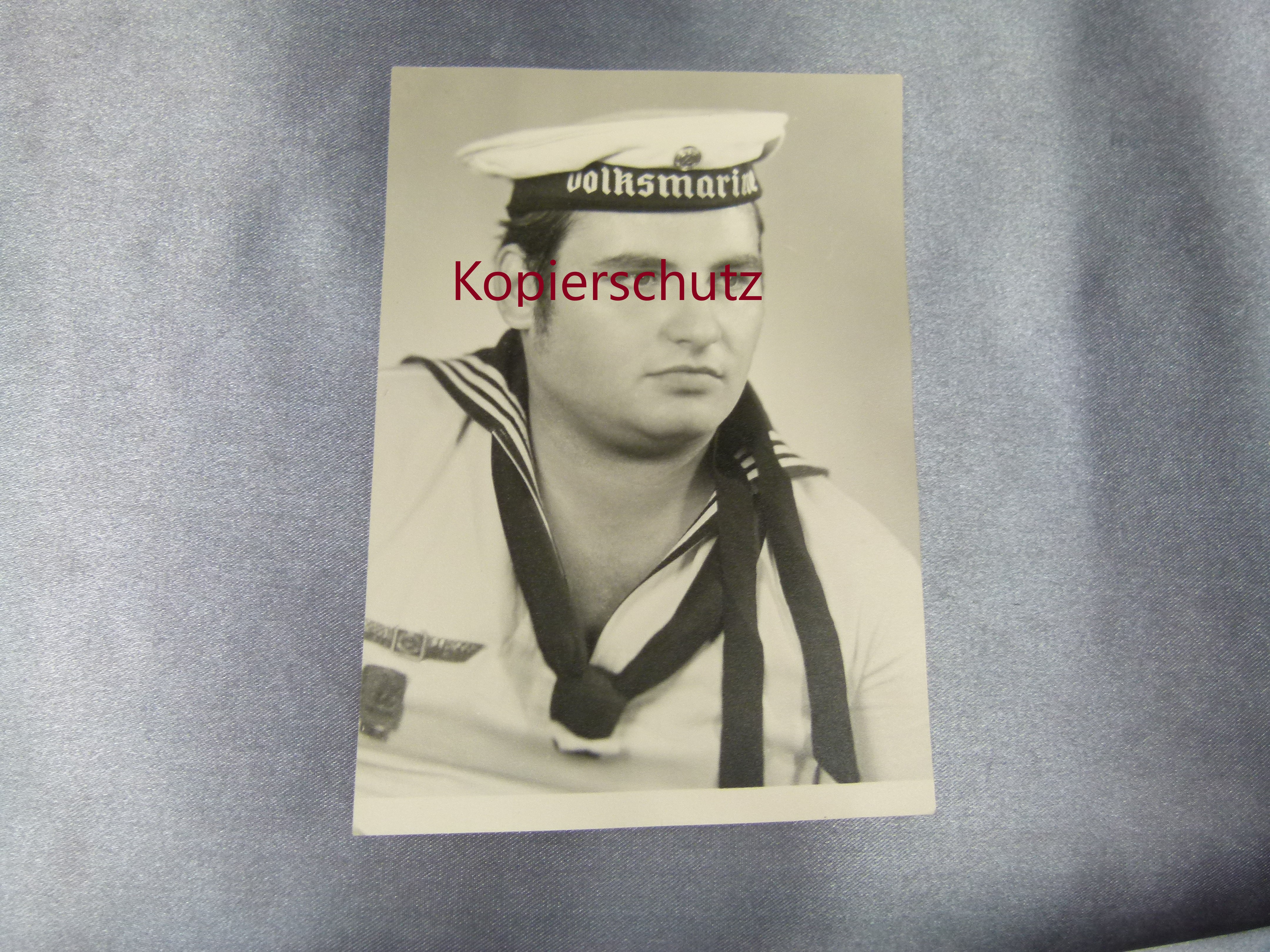 Studioportrait NVA Volksmarine mit Klassifizierungsabzeichen