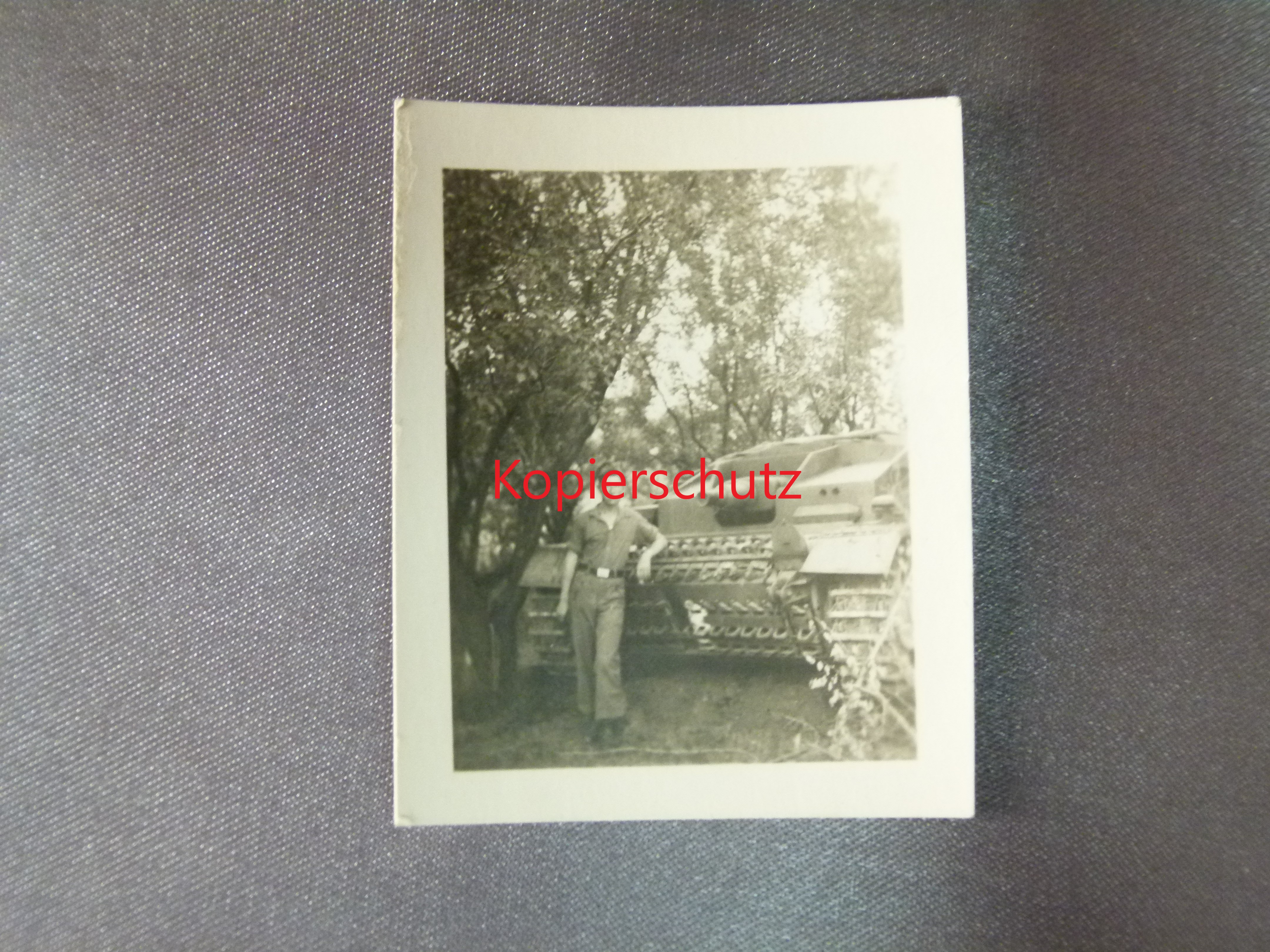 Foto Russlandfeldzug Sturmgeschützmann vor Sturmgeschütz
