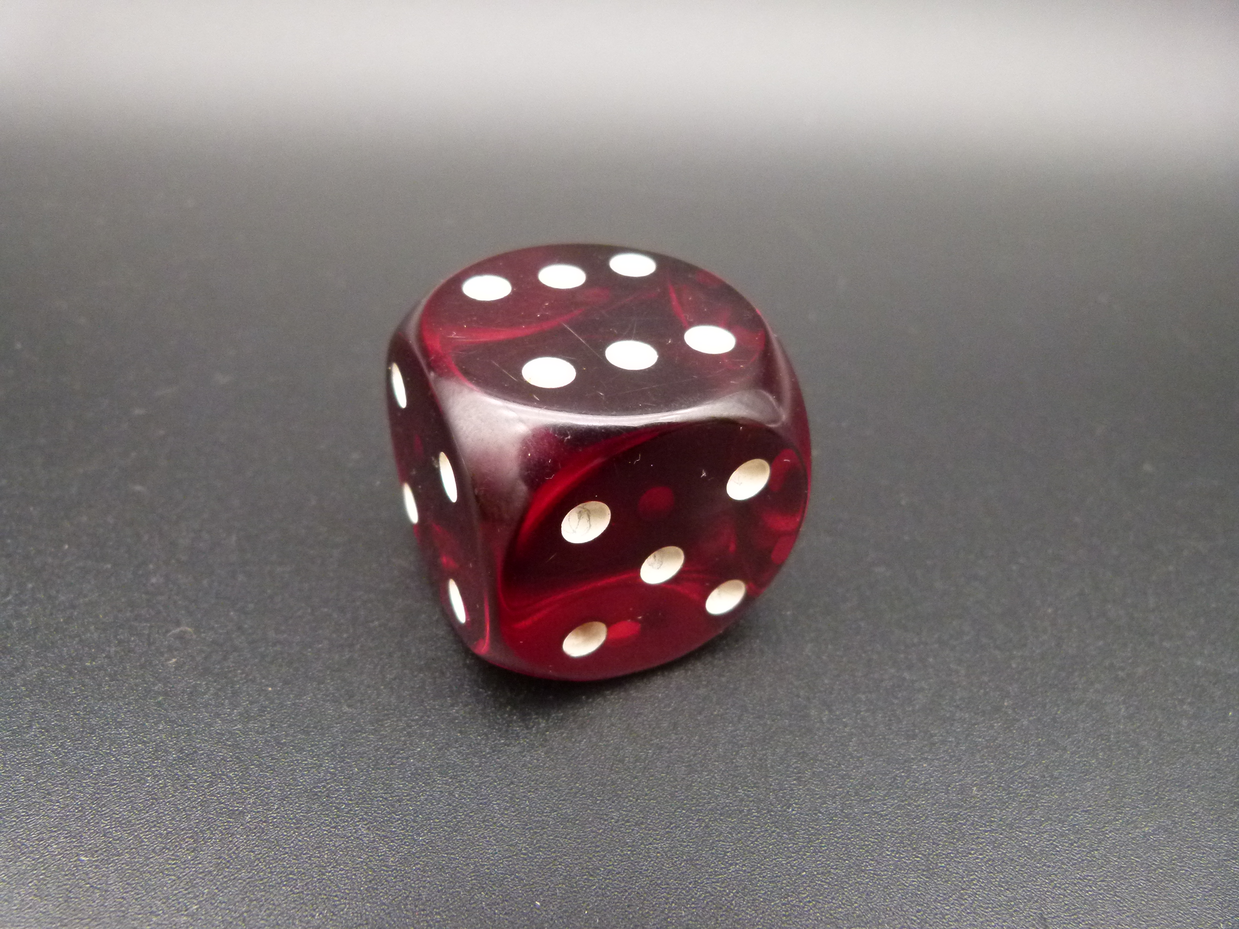 DDR Catalin Kunstharz Wuerfel rubinrot 3,4cm 45gr.