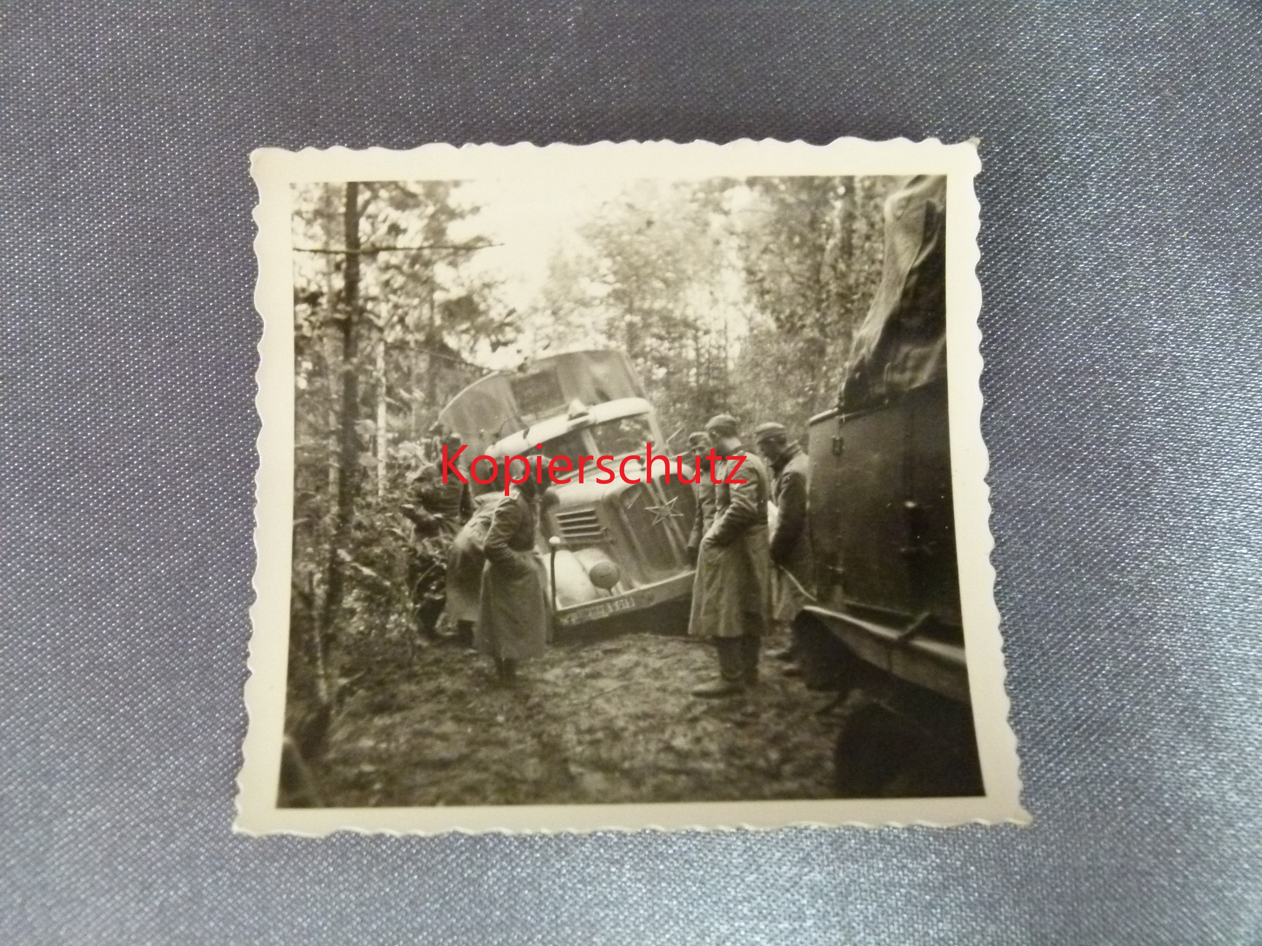 Foto Russlandfeldzug LKW im Schlamm festgefahren 