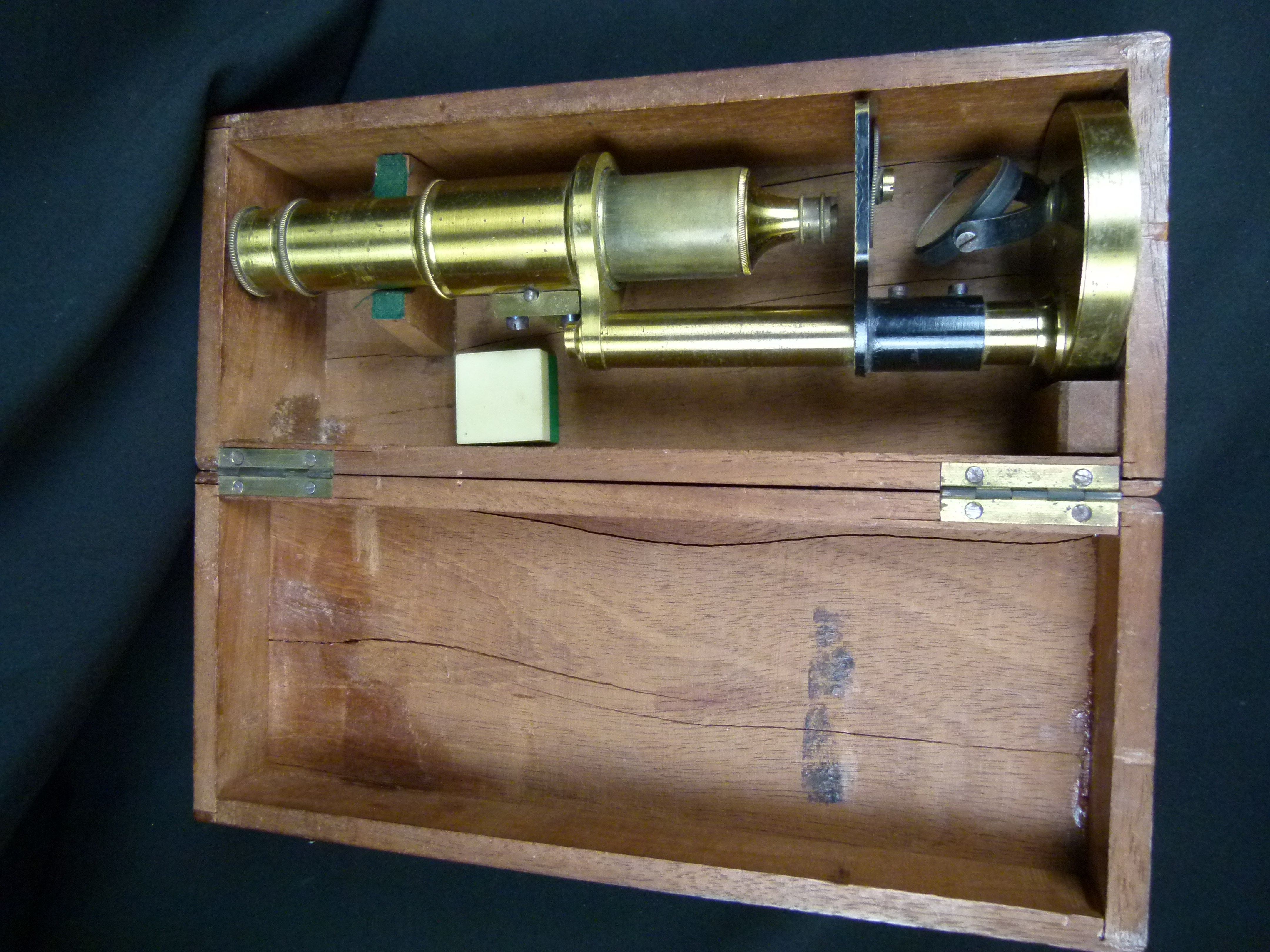 Antikes Reisemikroskop aus Messing in Holzkiste