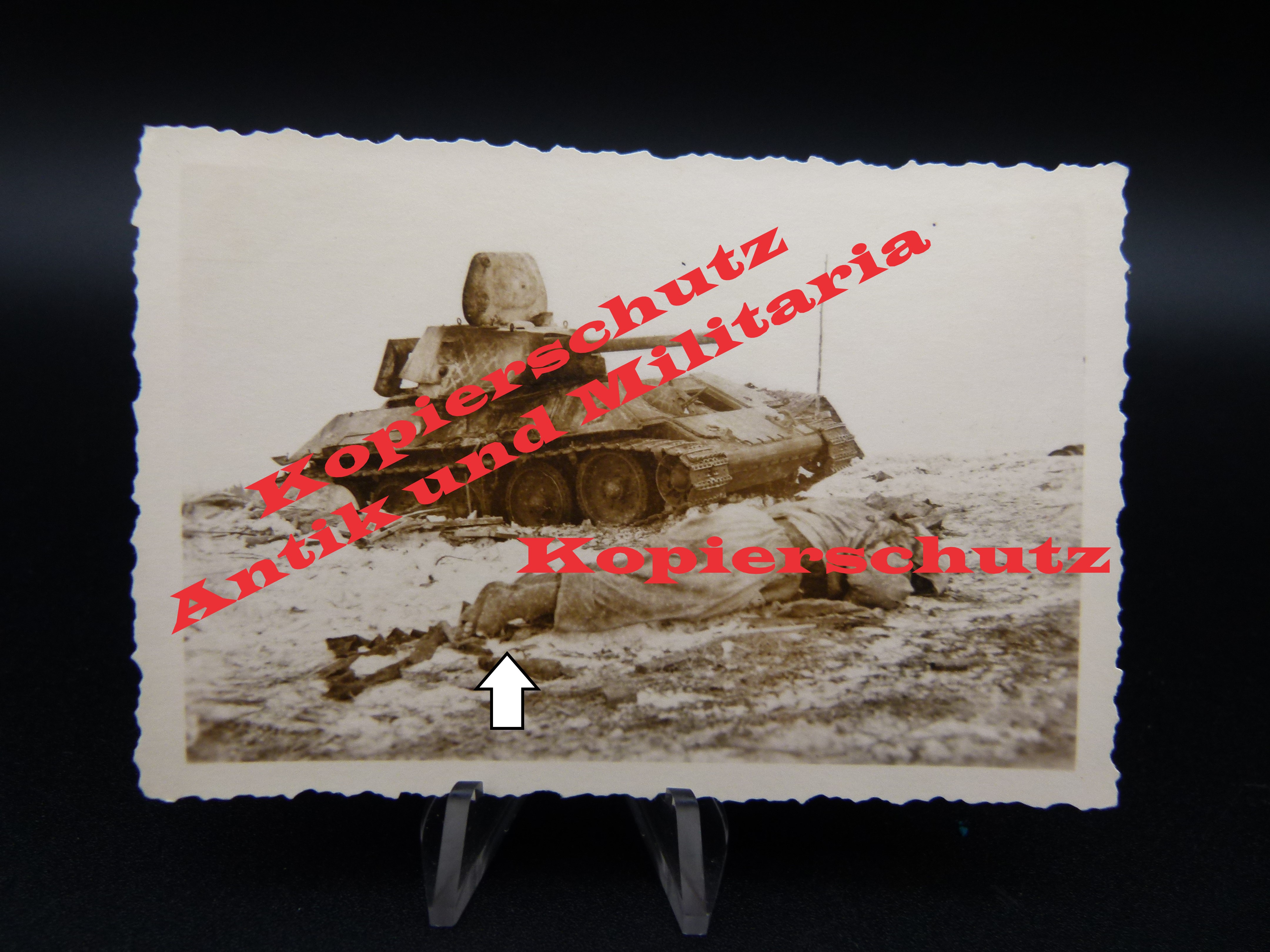 Foto Ostfront gefallener Soldat zerstoerter T34 Winter