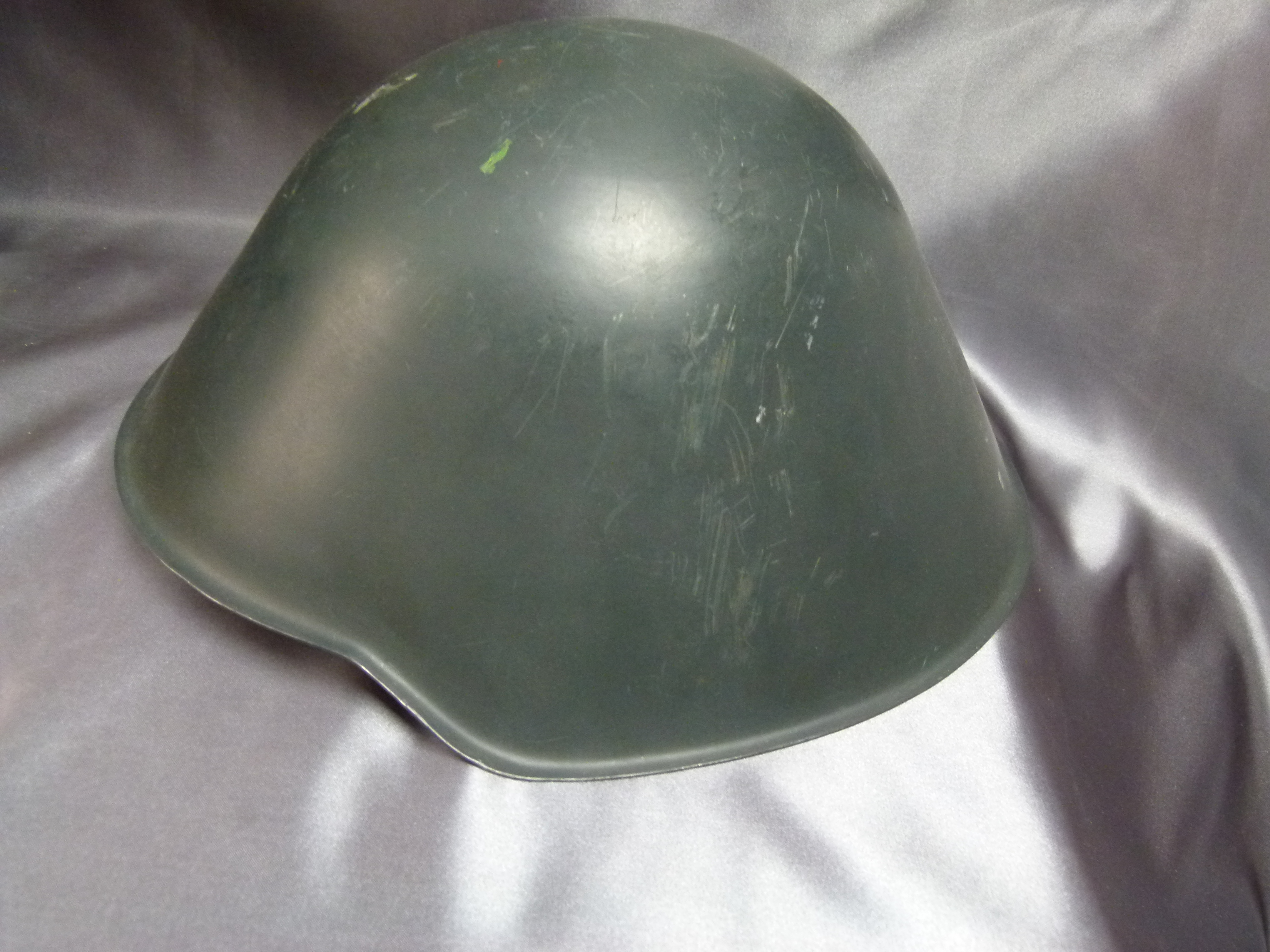 Stahlhelm der NVA getragenes original III 2 81
