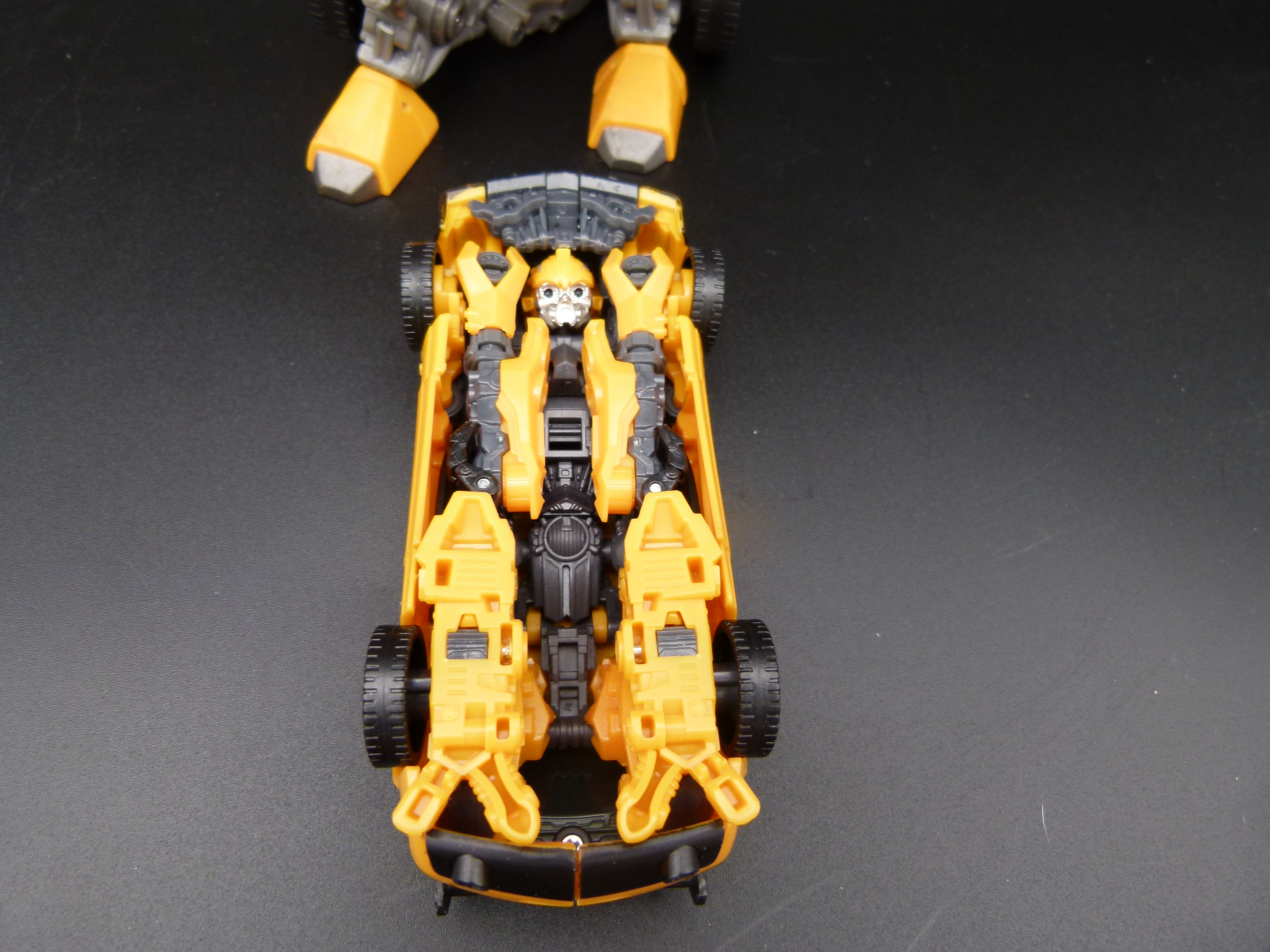 2 Hasbro Bumble Bee Figuren 2010 Transformers