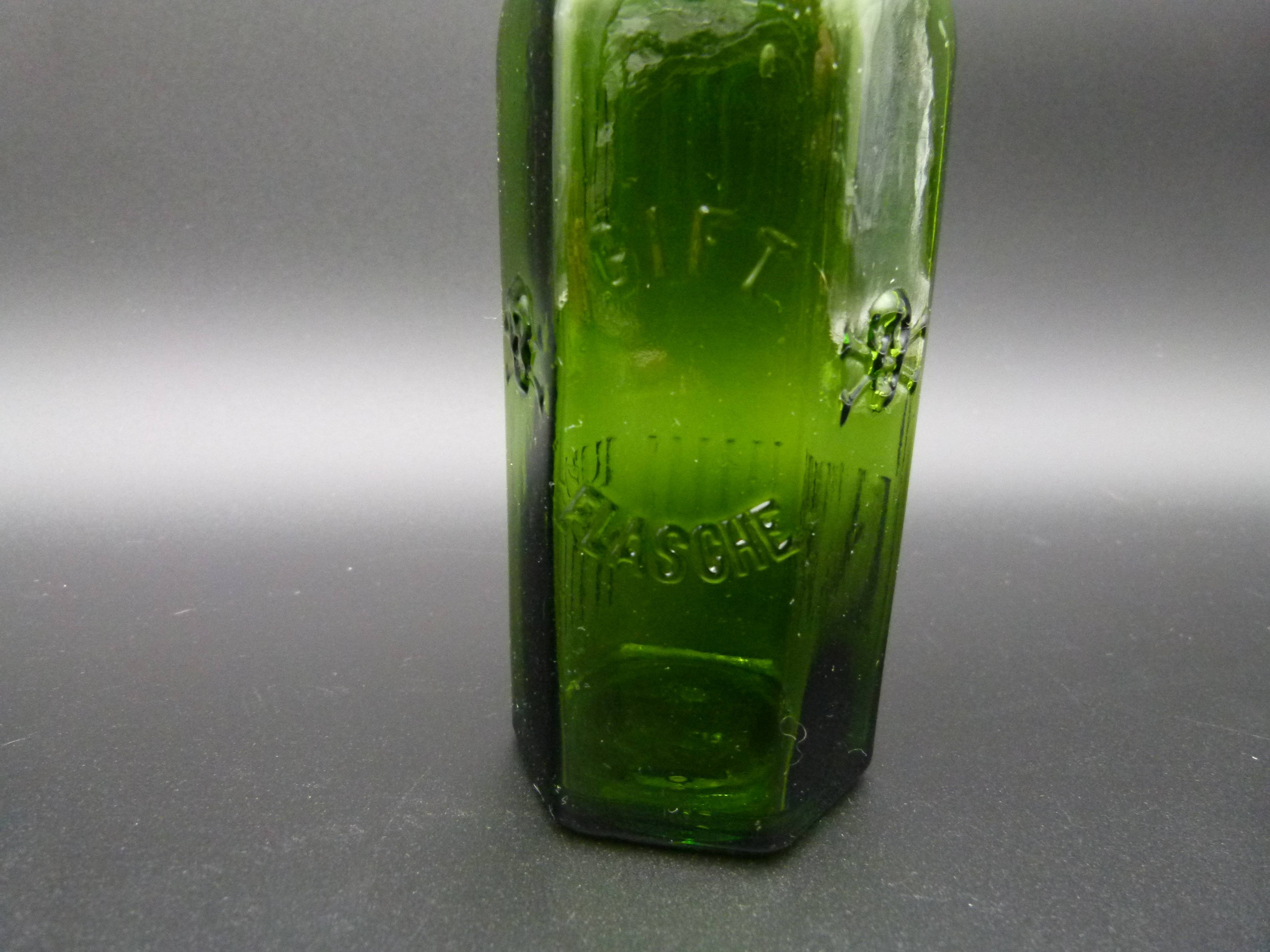 Antike Giftflasche gruen Totenkopf Drogerie