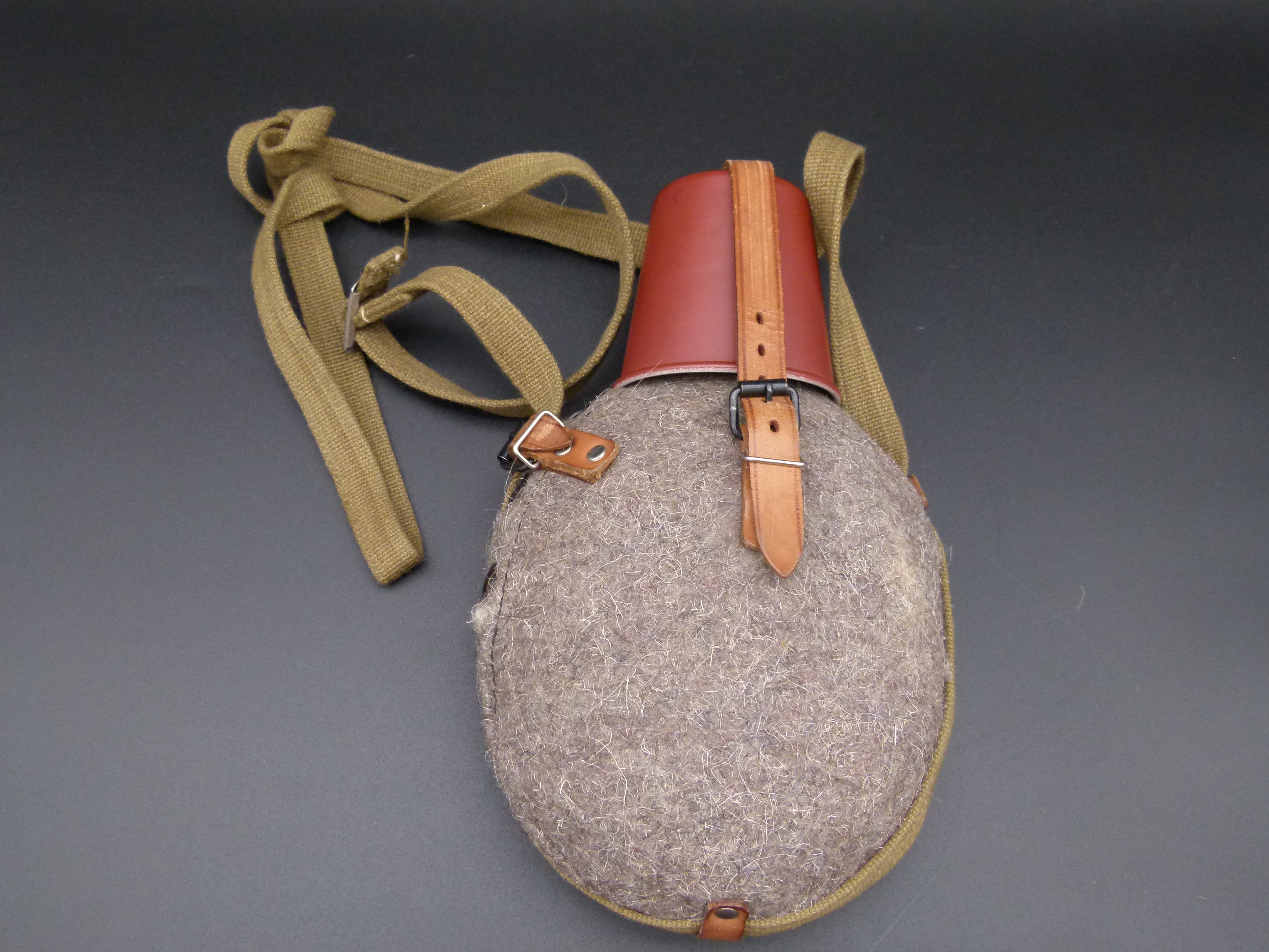 Fruehe KVP HVA Trinkflasche mit Bezug und Riemen