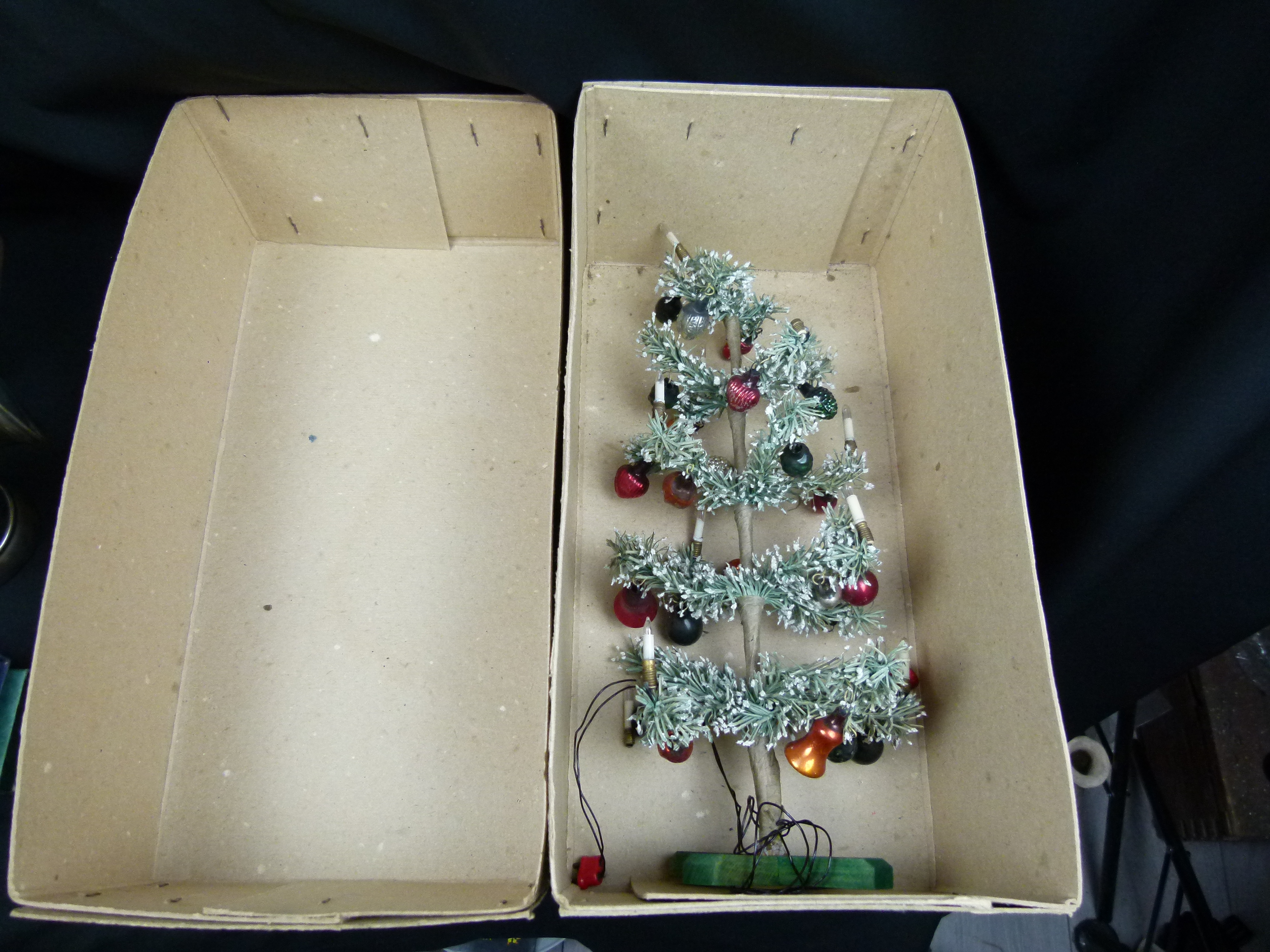 Antiker elektrischer Puppenstuben Weihnachtsbaum