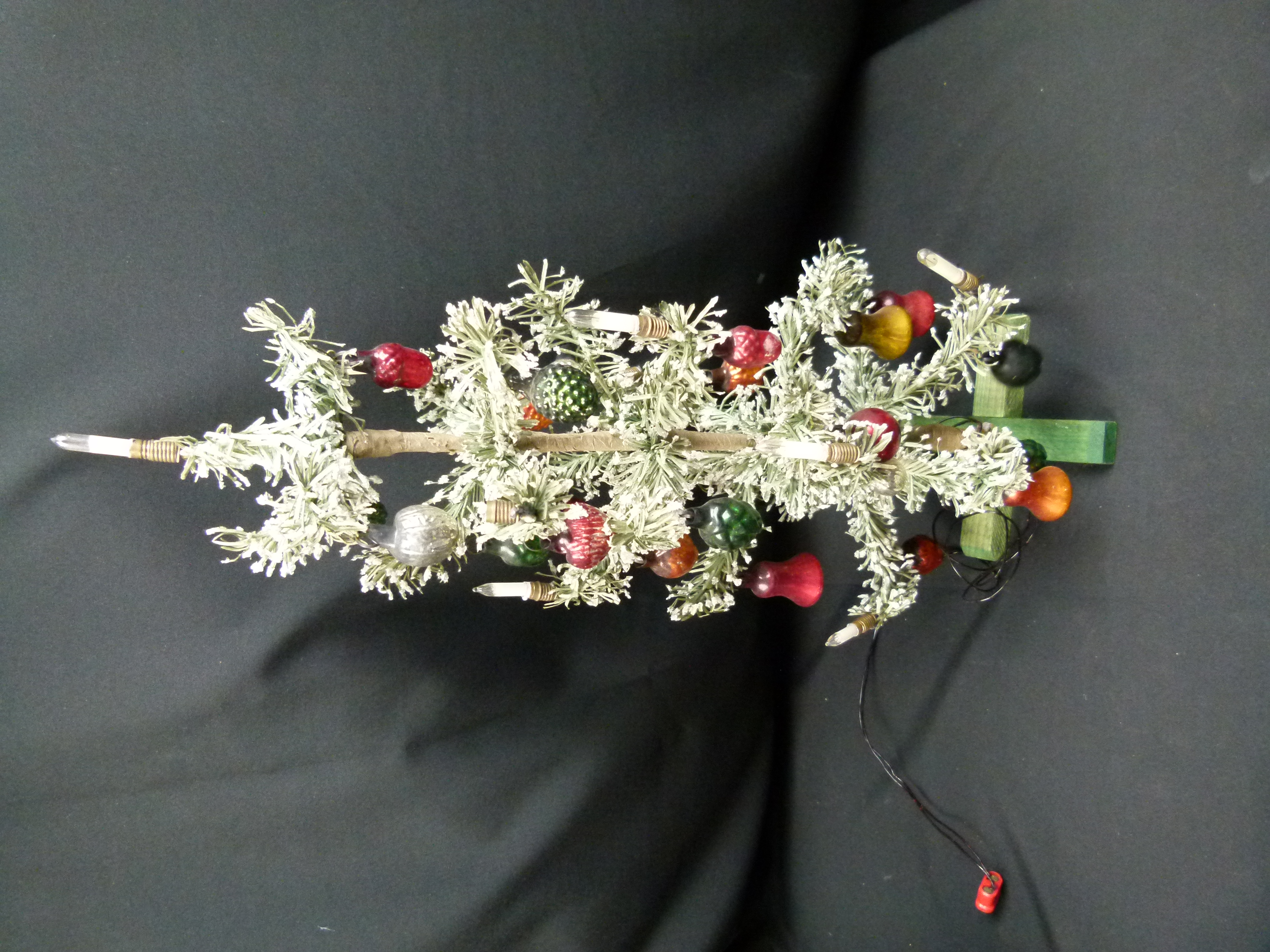 Antiker elektrischer Puppenstuben Weihnachtsbaum