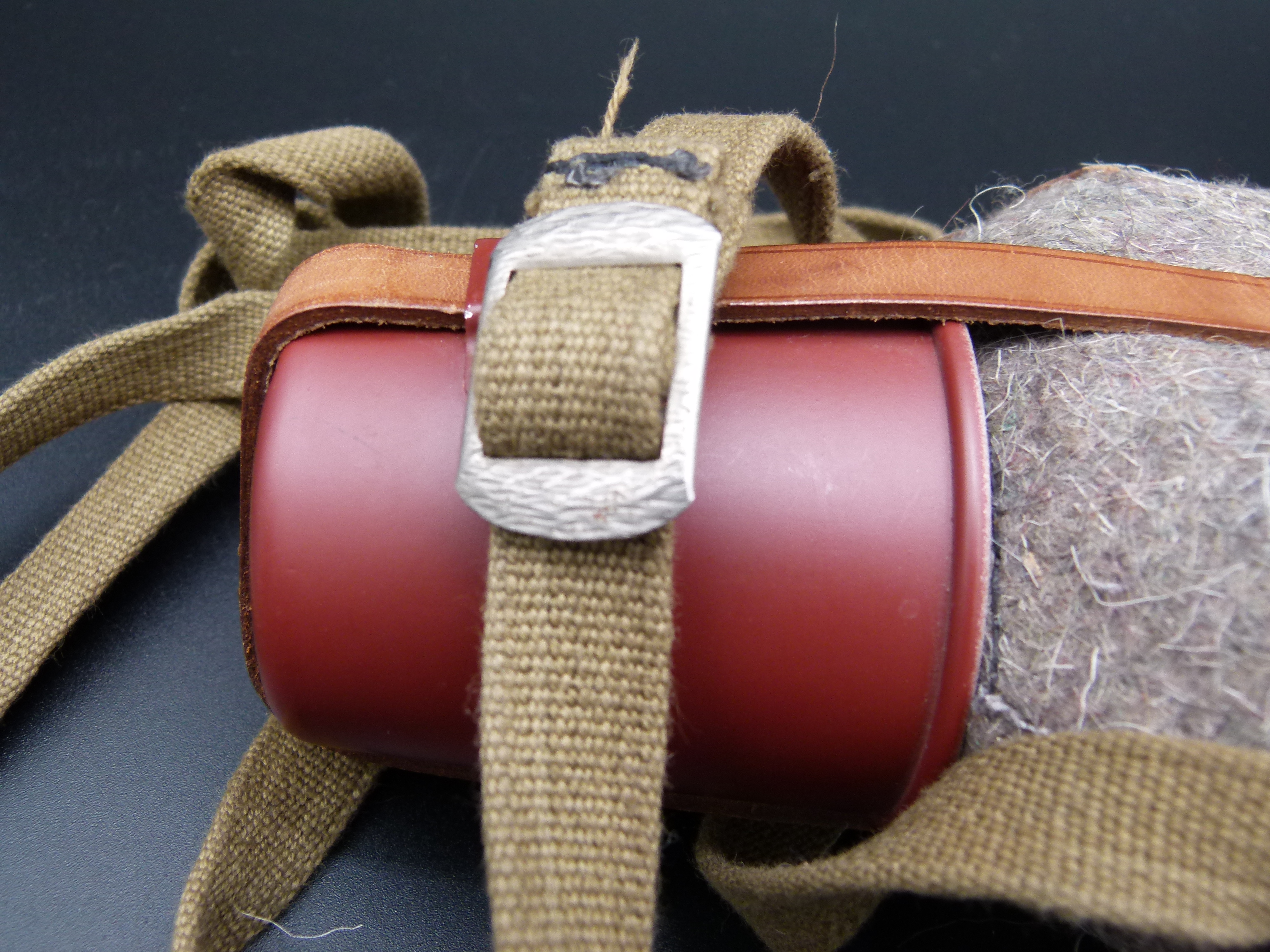 Fruehe KVP HVA Trinkflasche mit Bezug und Riemen