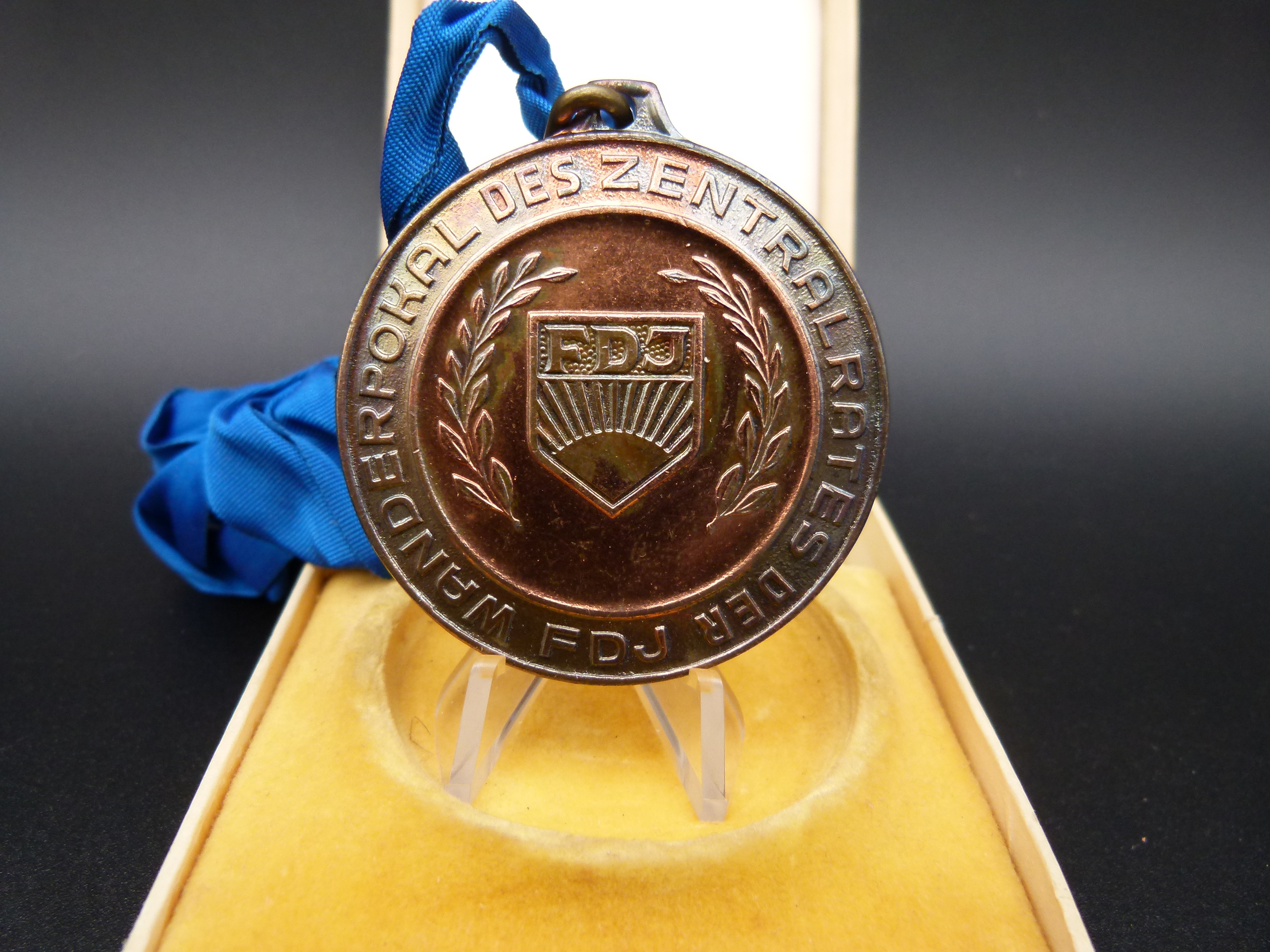 Fruehe Medaille Wanderpokal Zentralrat FDJ im Etui