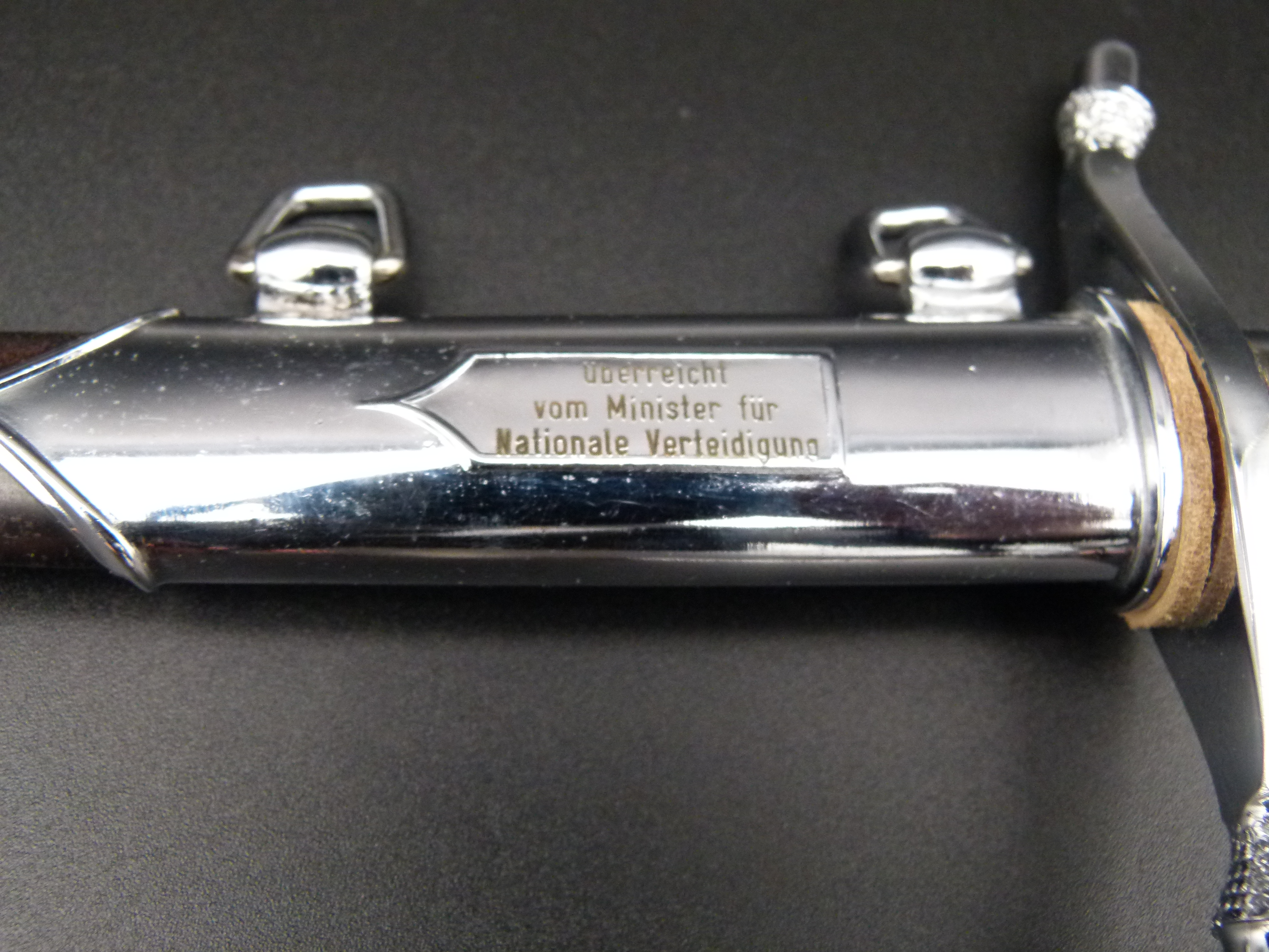 NVA Dolch Jahrgangsbeste Ueberreicht vom Minister