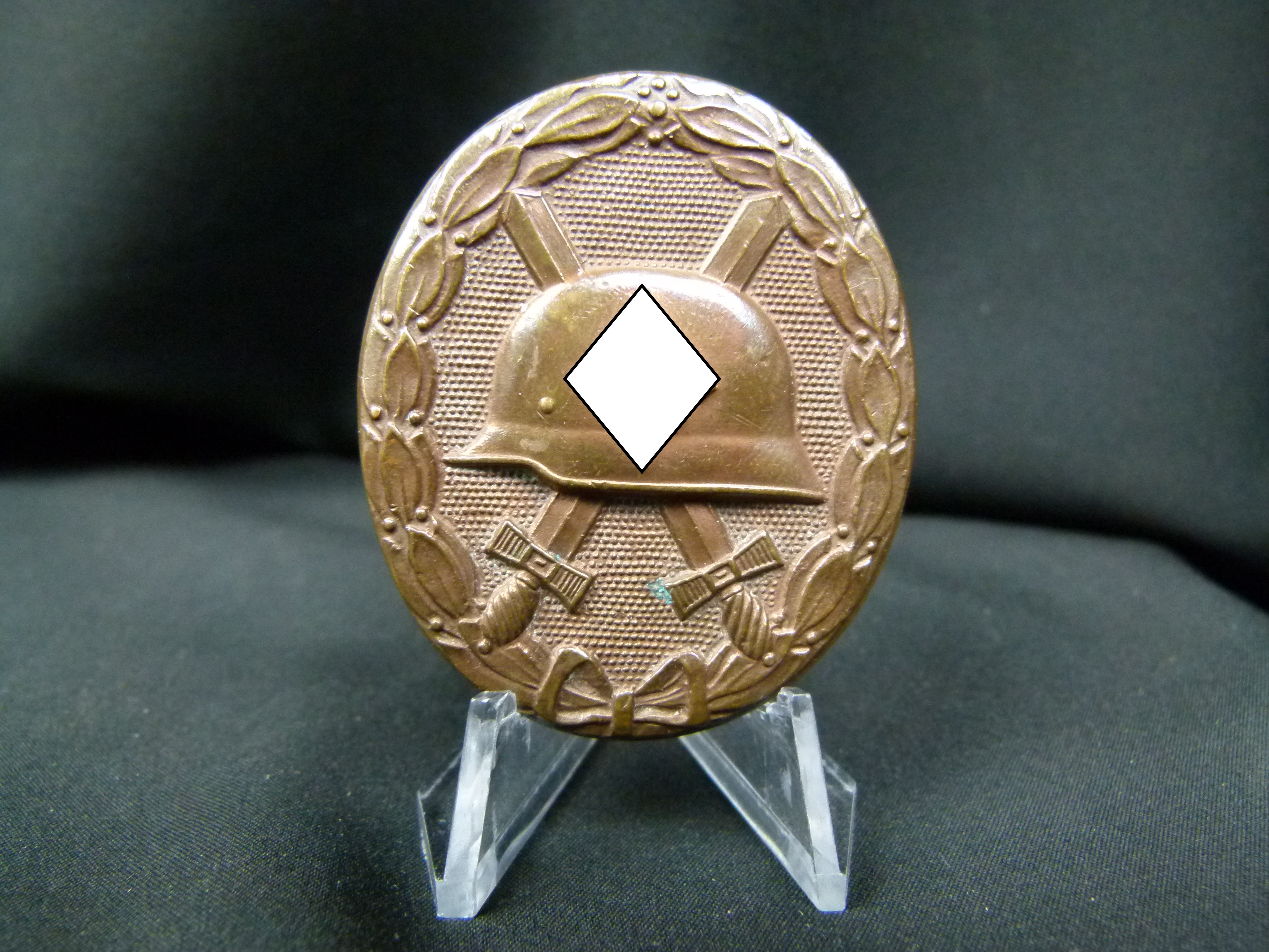 Verwundetenabzeichen in Gold L/10 Deschler Design