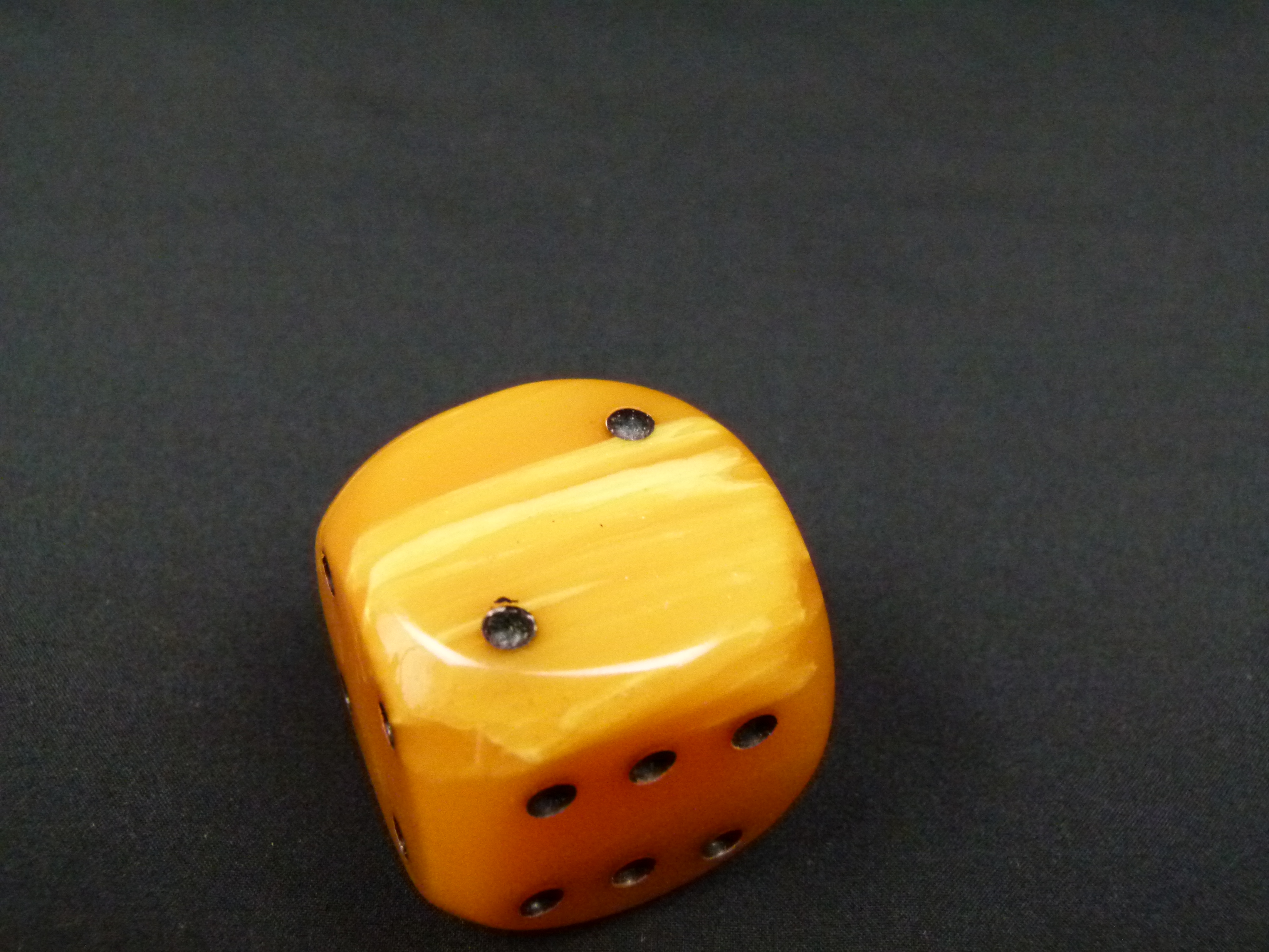 Catalin DDR Würfel milchig butterscotch bernstein